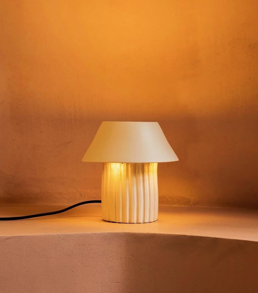 Postmoderne Petite lampe de bureau Rio Clay de Harshita Jhamtani Designs en vente
