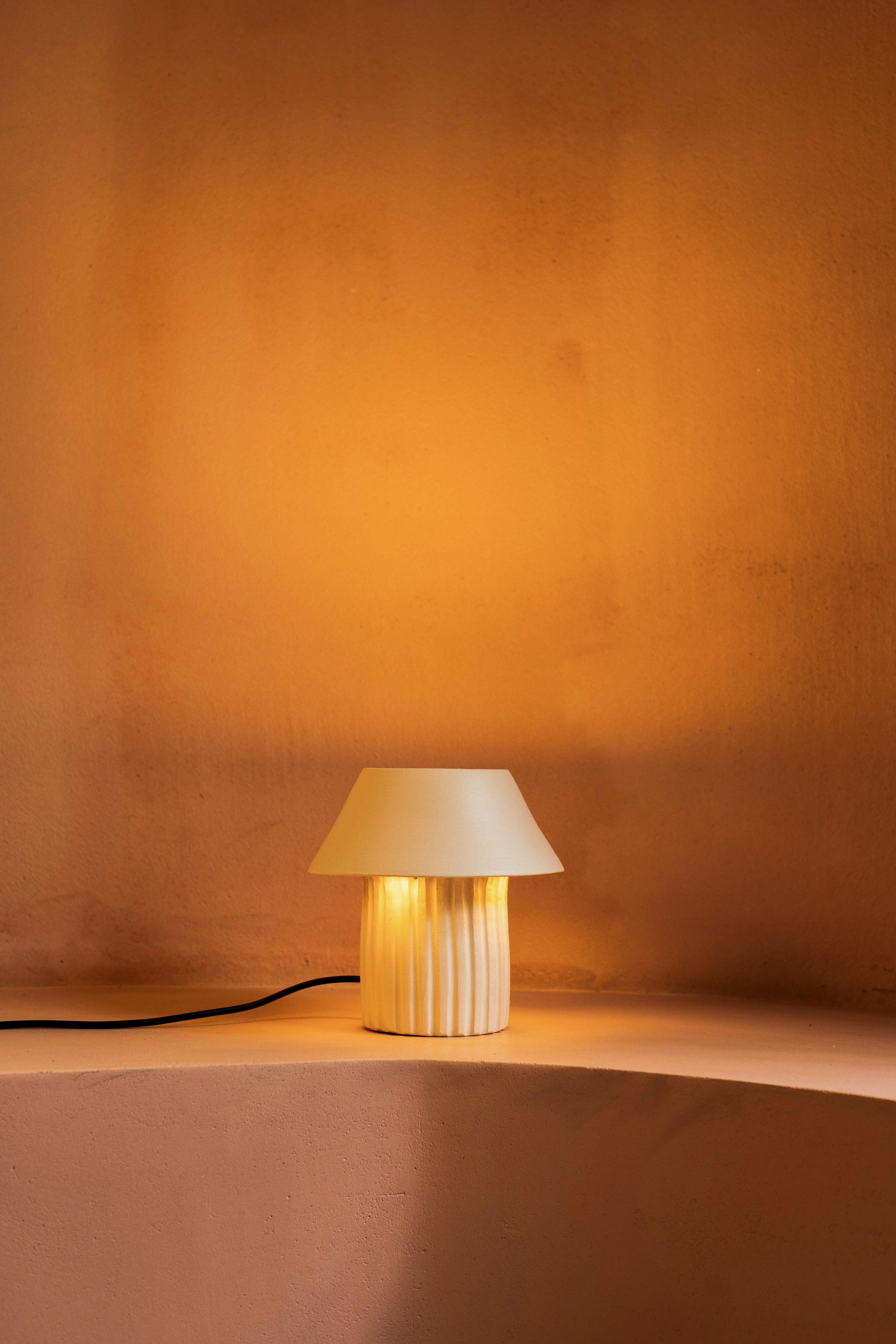 Indien Petite lampe de bureau Rio Clay de Harshita Jhamtani Designs en vente