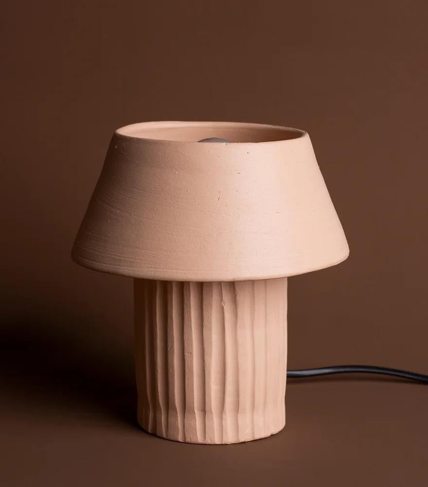 Petite lampe de bureau Rio Clay de Harshita Jhamtani Designs Neuf - En vente à Geneve, CH