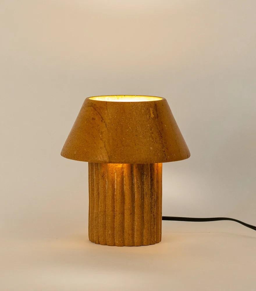 Postmoderne Petite lampe à poser en grès de Rio par Harshita Jhamtani Designs en vente