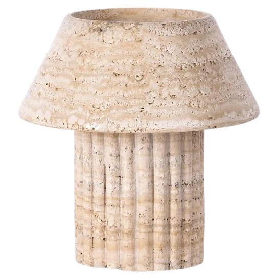 Petite lampe à poser en travertin Rio par Harshita Jhamtani Designs