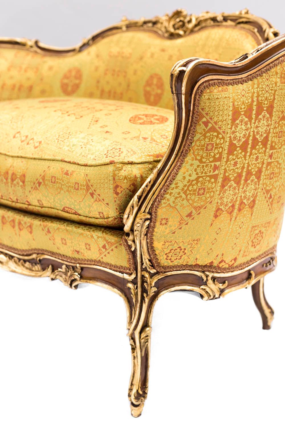 Kleines Sofa im Rocaille-Stil:: Nussbaum natur und vergoldete Highlights:: Ende 19 (19. Jahrhundert)