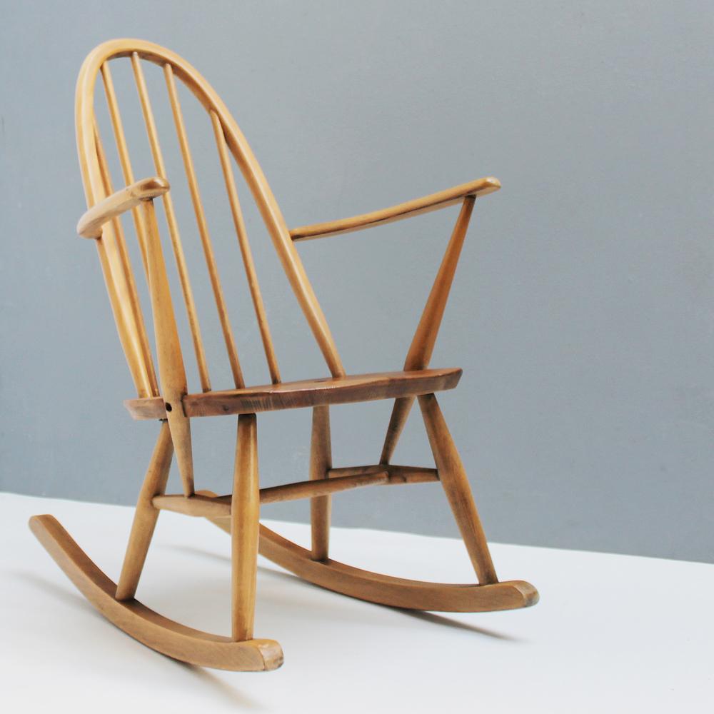 Charming small rocking chair. Quaker model 428 by Lucian Ercolani for Ercol, England.
This rocking chair is based on the Ercol Quaker chair, a stylish development of the infamous Windsor chair. It features a solid elm seat and solid beech