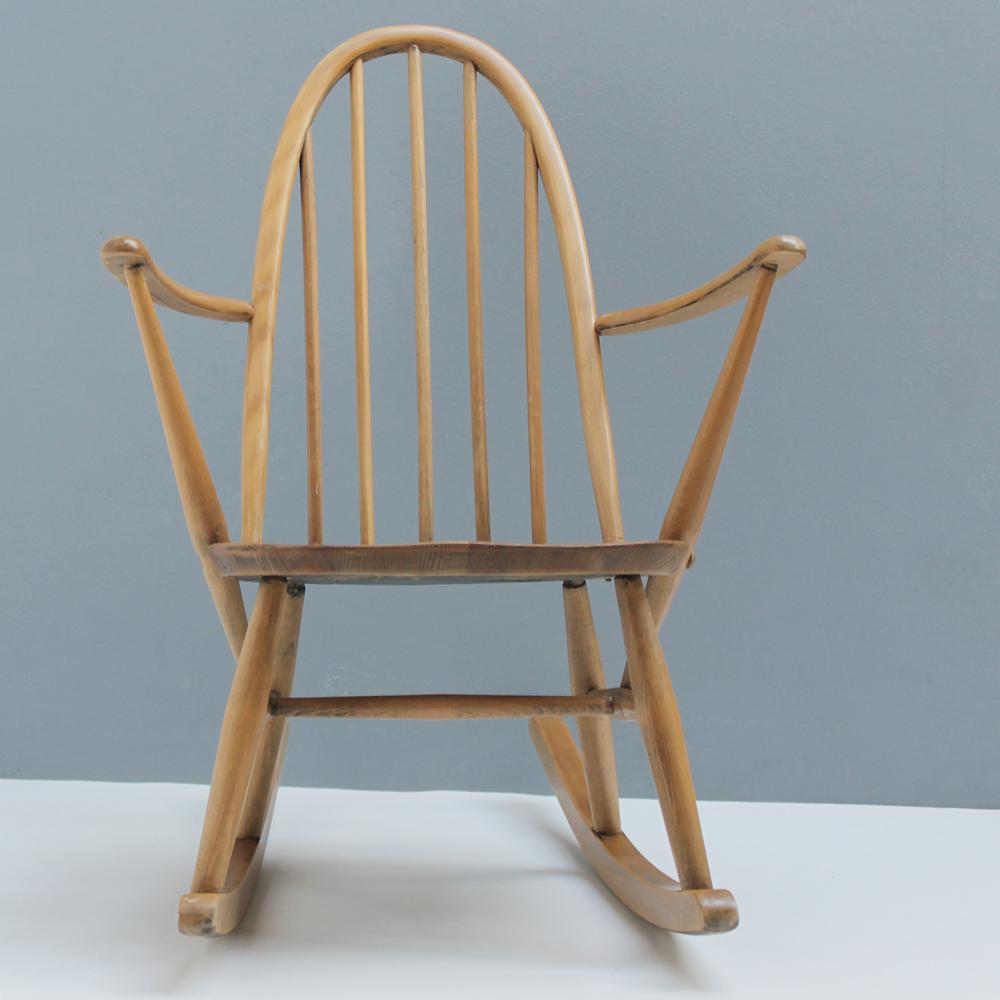 Small Rocking Chair by Lucian Ercolani for Ercol In Good Condition For Sale In JM Haarlem, NL