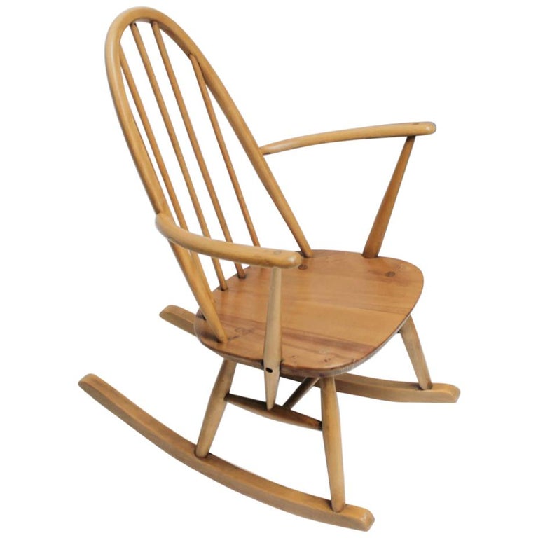 Petite chaise à bascule de Lucian Ercolani pour Ercol En vente sur 1stDibs