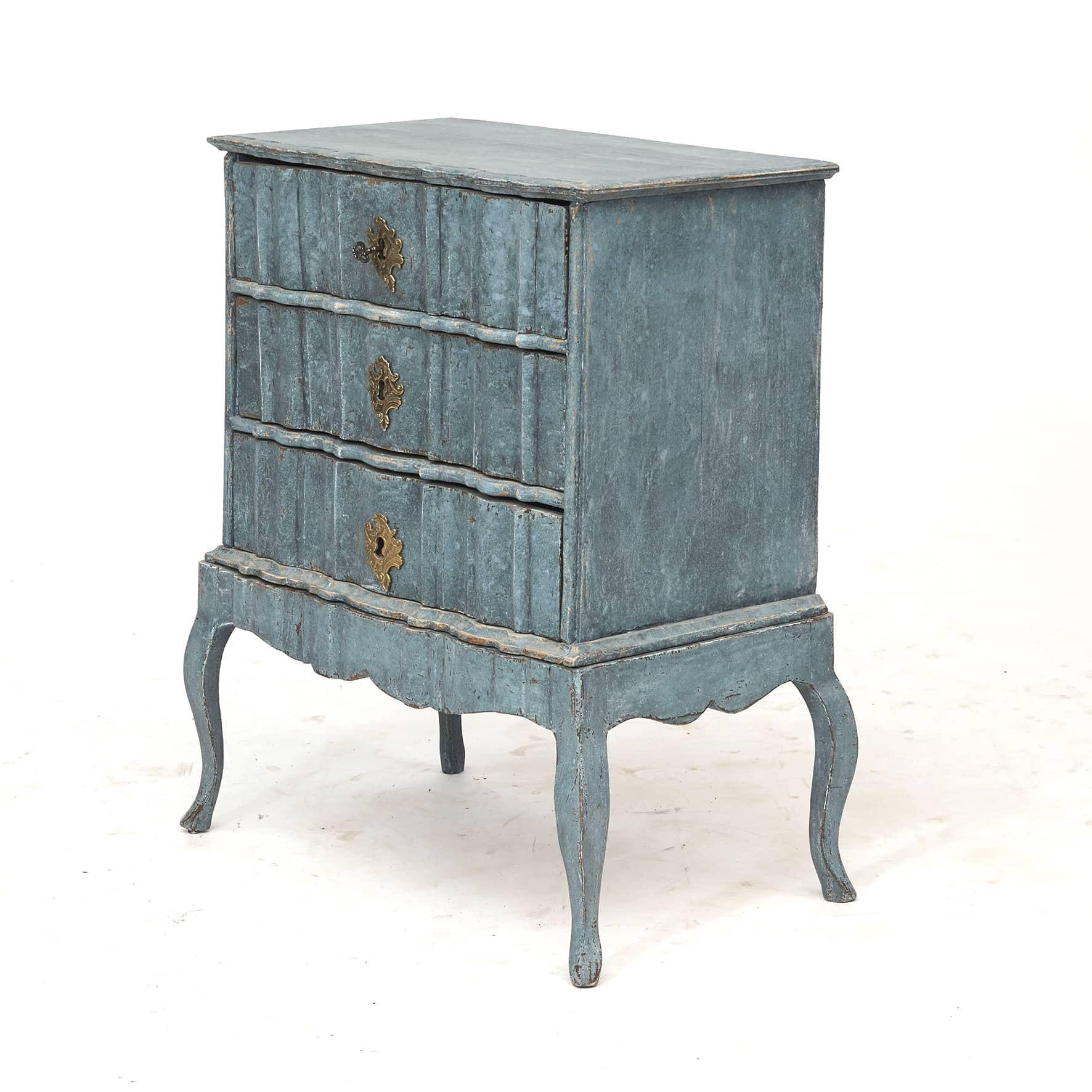 Danish small-sized chest of drawers in blue painted oak.
Color with good patina.
Break-front with 3 drawers on original base raised on four cabriole legs.
The three drawers are each fitted with bronze keyhole brackets.
Denmark 1750-1770.