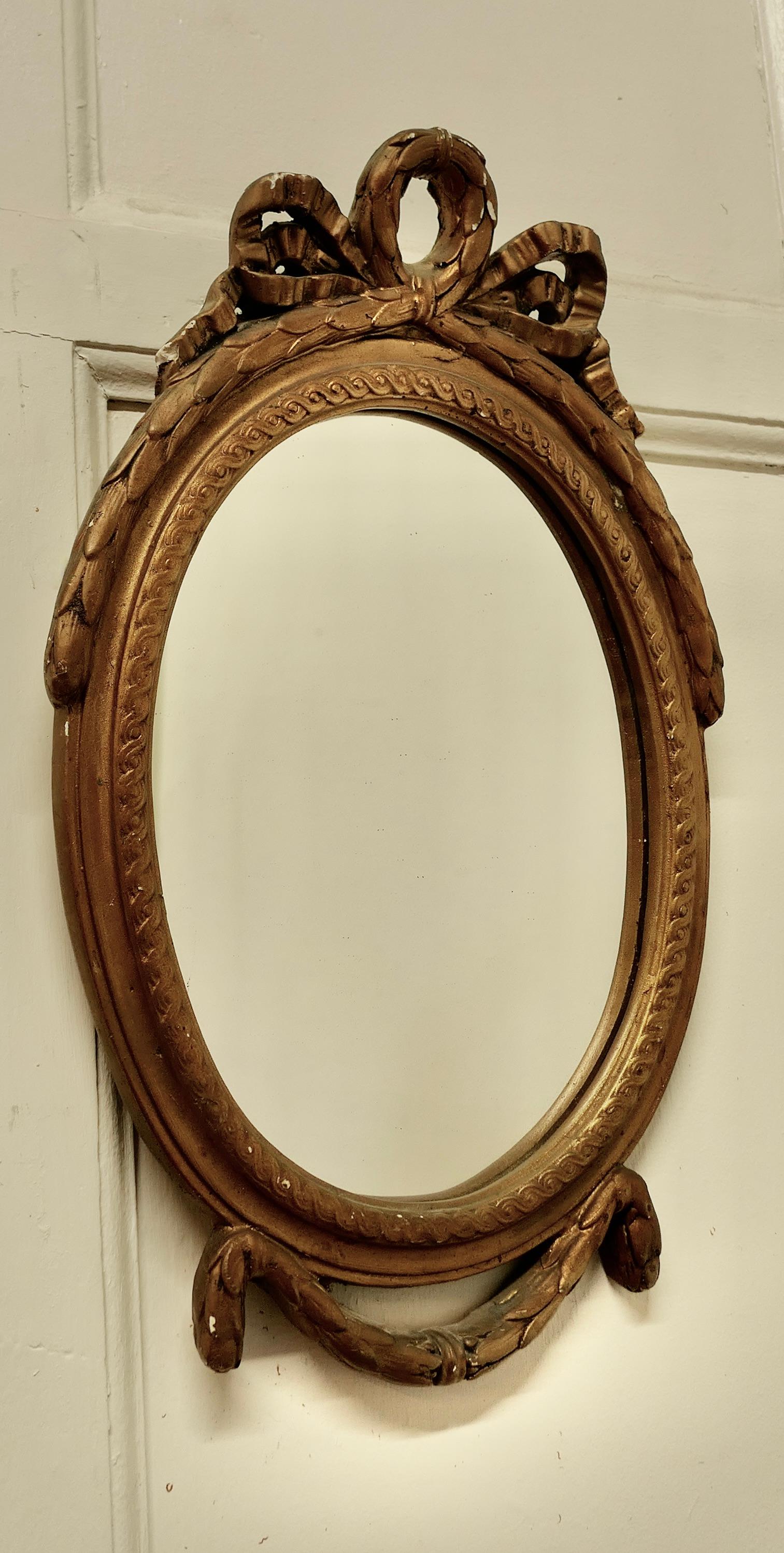 Pequeño espejo de pared rococó oval dorado Rococó en venta