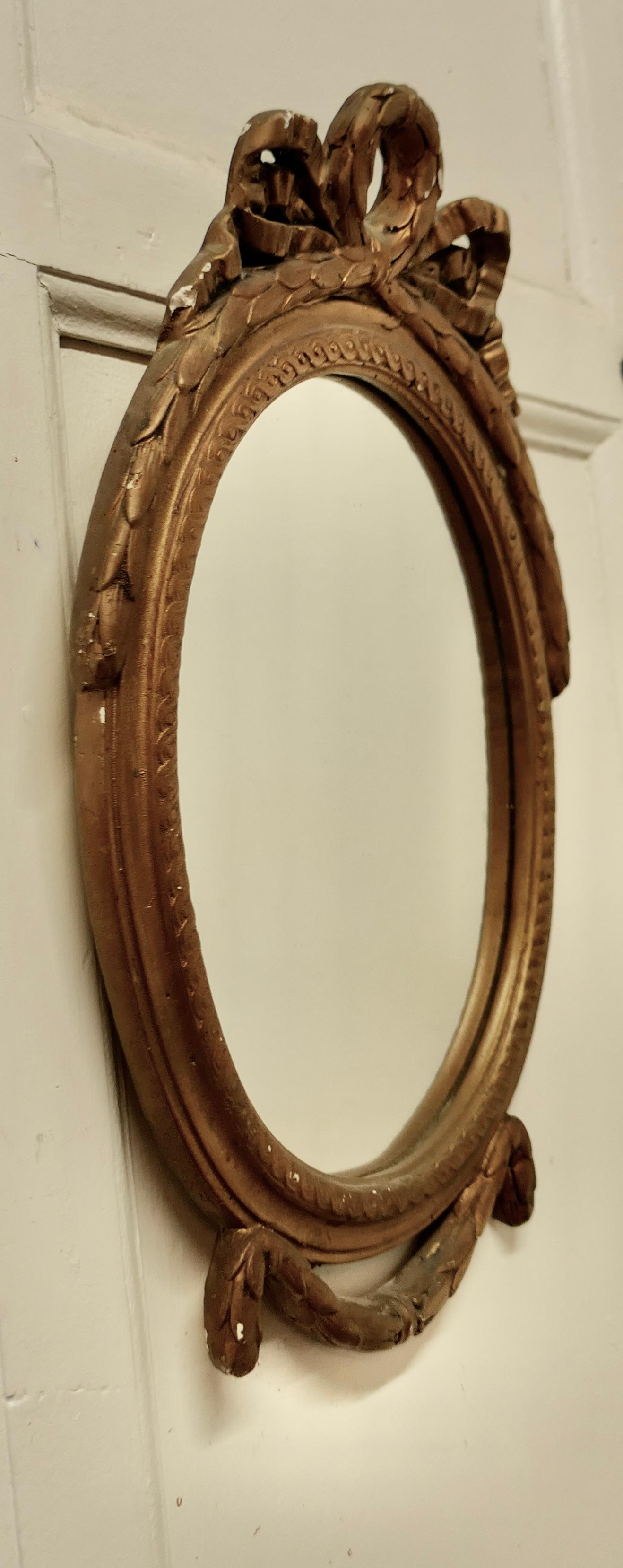 Pequeño espejo de pared rococó oval dorado Madera dorada en venta