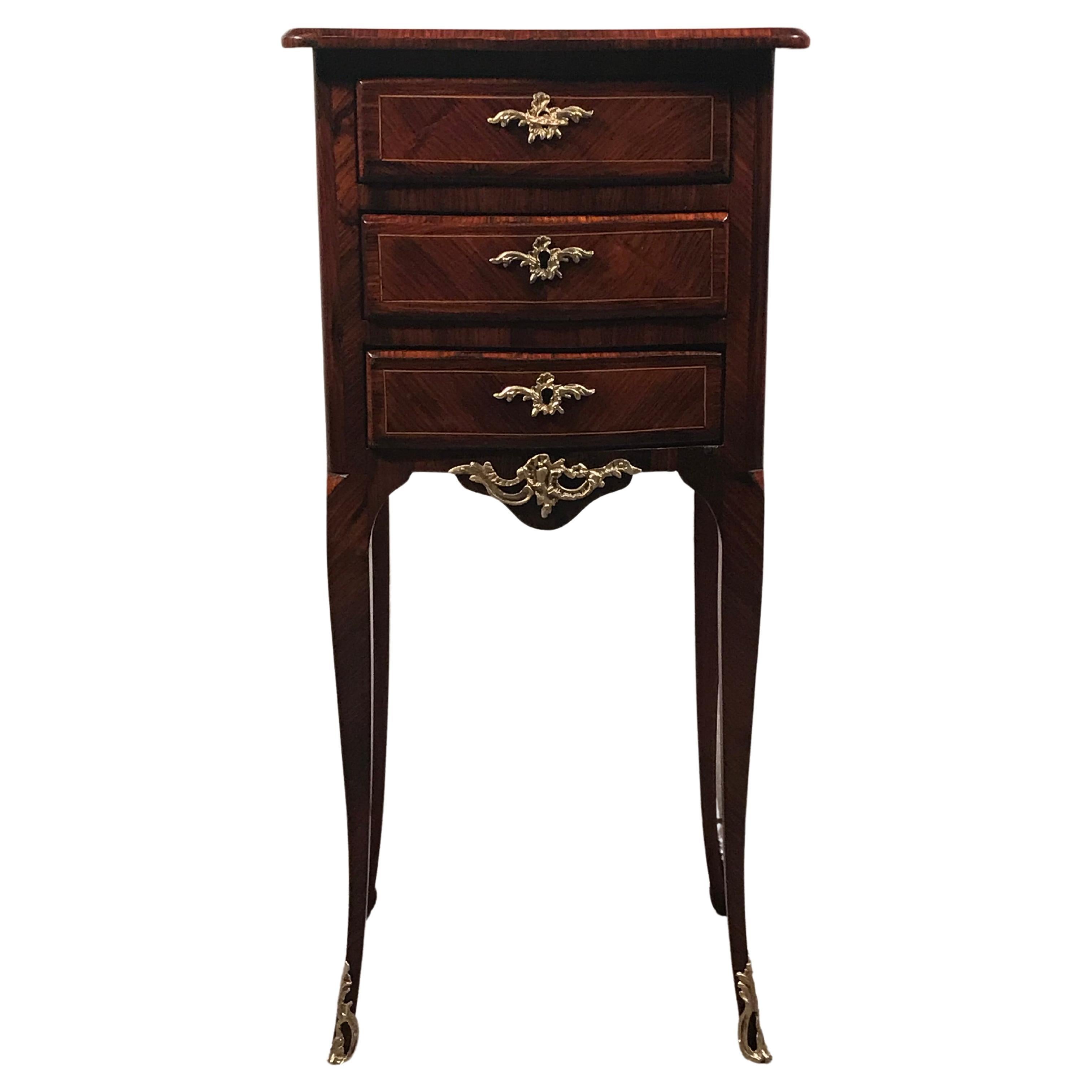 Petite commode ou table de nuit de style rococo, France, 19ème siècle