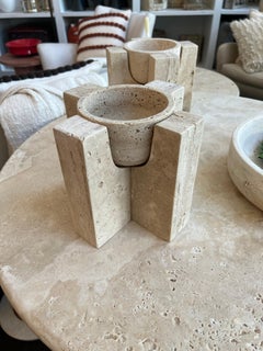 Petit bol romain en travertin sur pied par Le Lampade