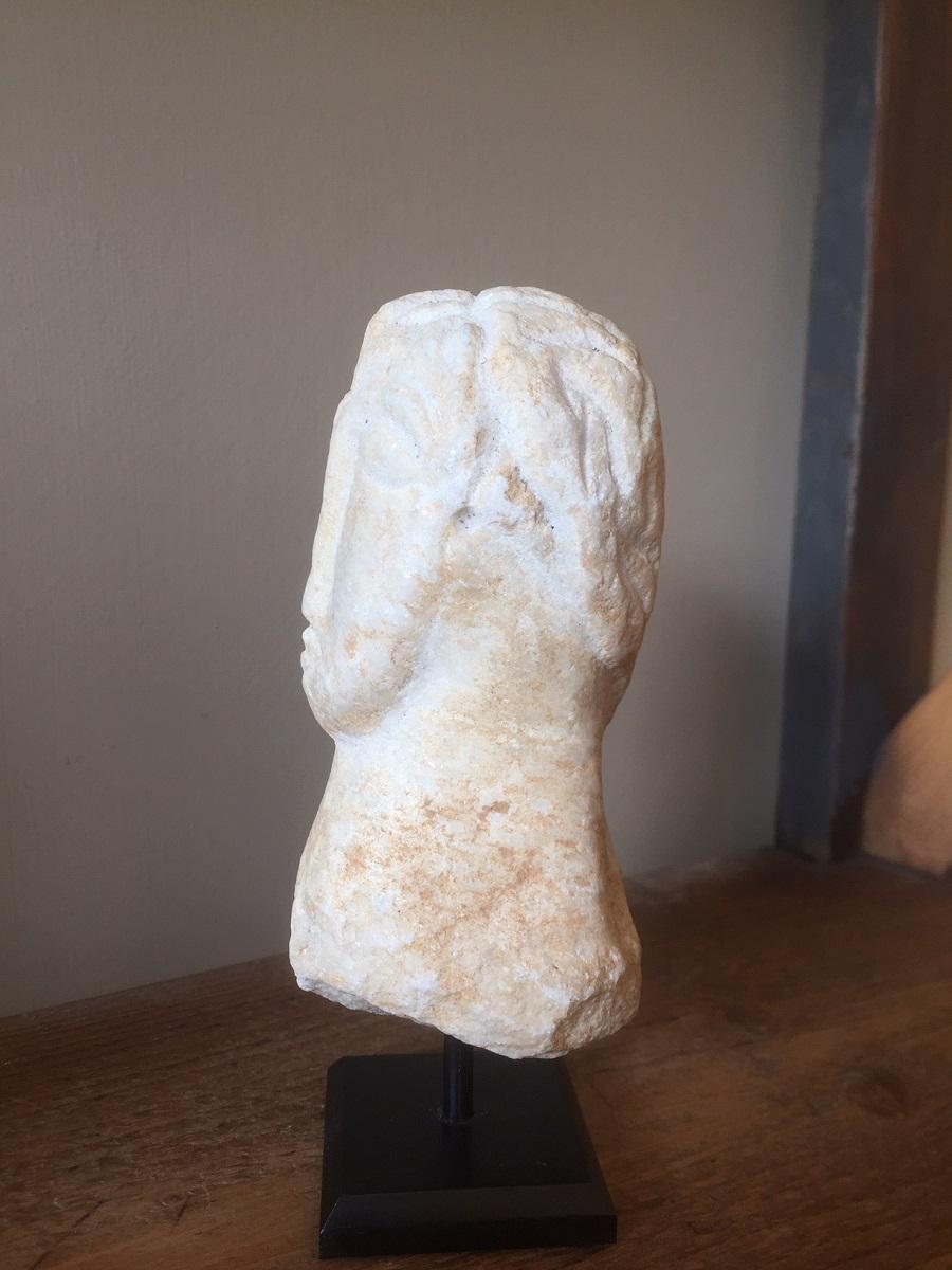 Small Romanesque Marble Head In Good Condition In Vosselaar, BE
