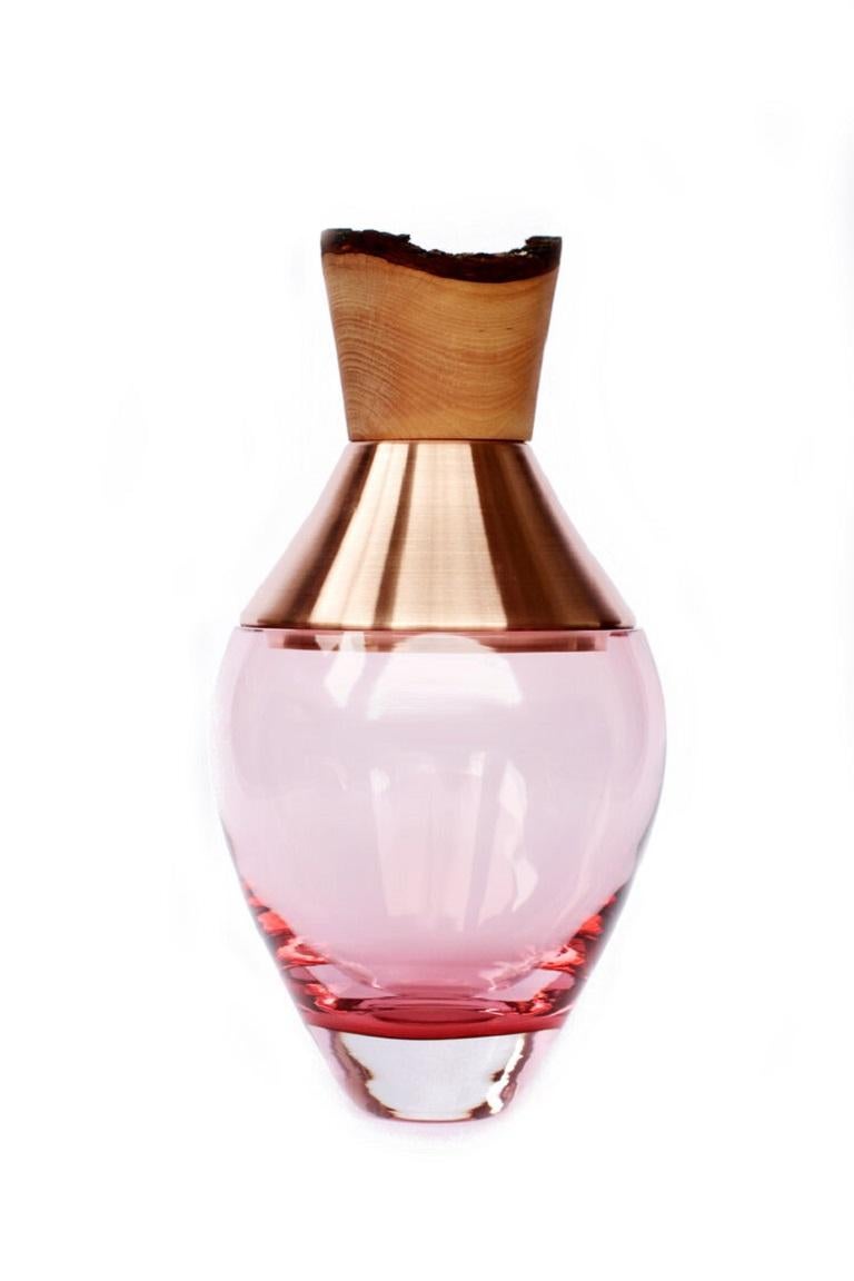 Piccolo vaso Rose India I, Pia Wüstenberg
Dimensioni: D. 15 x H. 30
Materiali: vetro, legno, metallo
Disponibile in altri metalli: ottone, rame, rame patinato, alluminio

Realizzato a mano in Europa, da singoli artigiani: vetro soffiato a mano