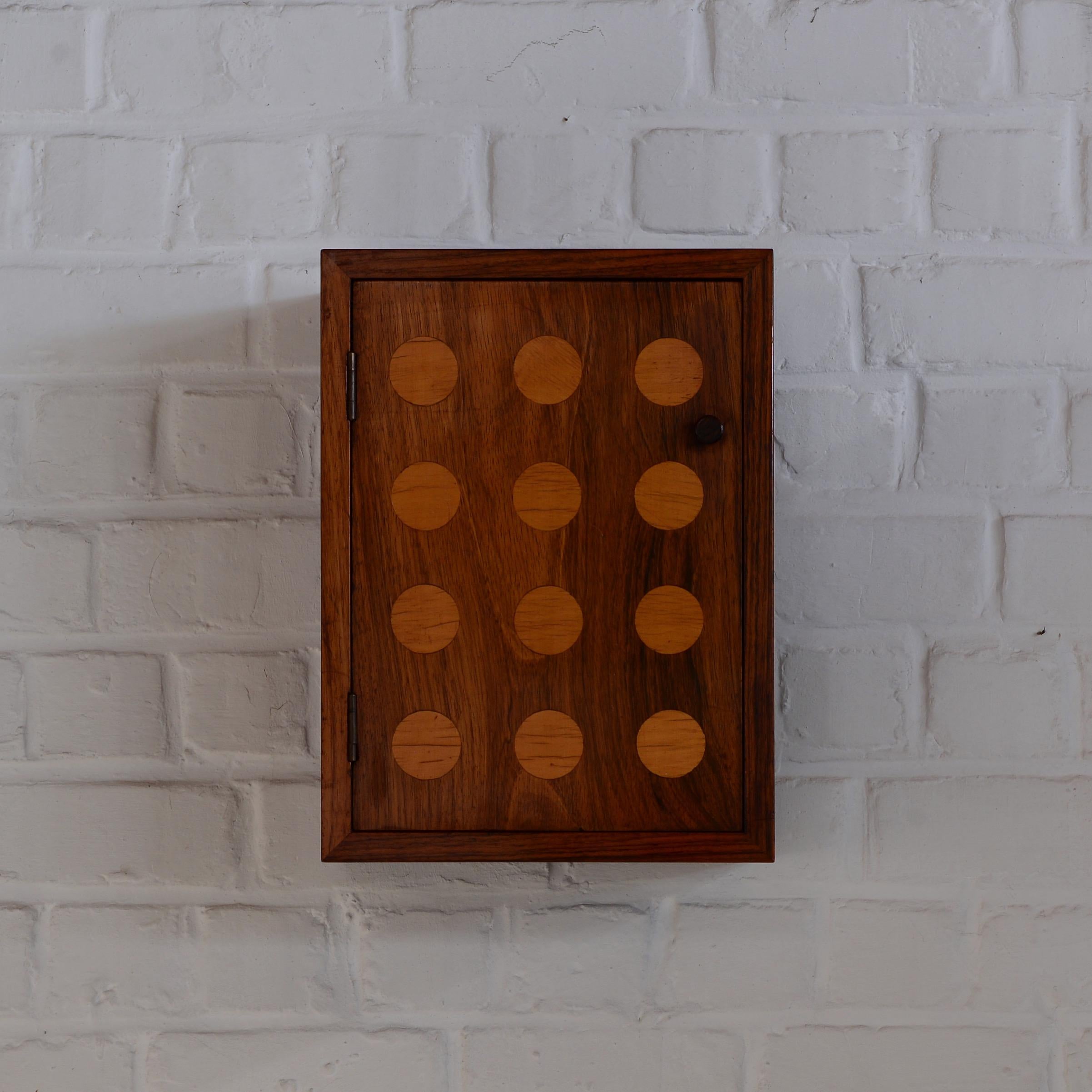 Si tratta di un'elegante console/armadio galleggiante. Realizzato in legno di palissandro e olmo. Il modello è unico e ricorda i pannelli di Jean Prouve. Completamente rifinito. Pronto all'uso. Facile da riparare, basta un solo foro e una sola