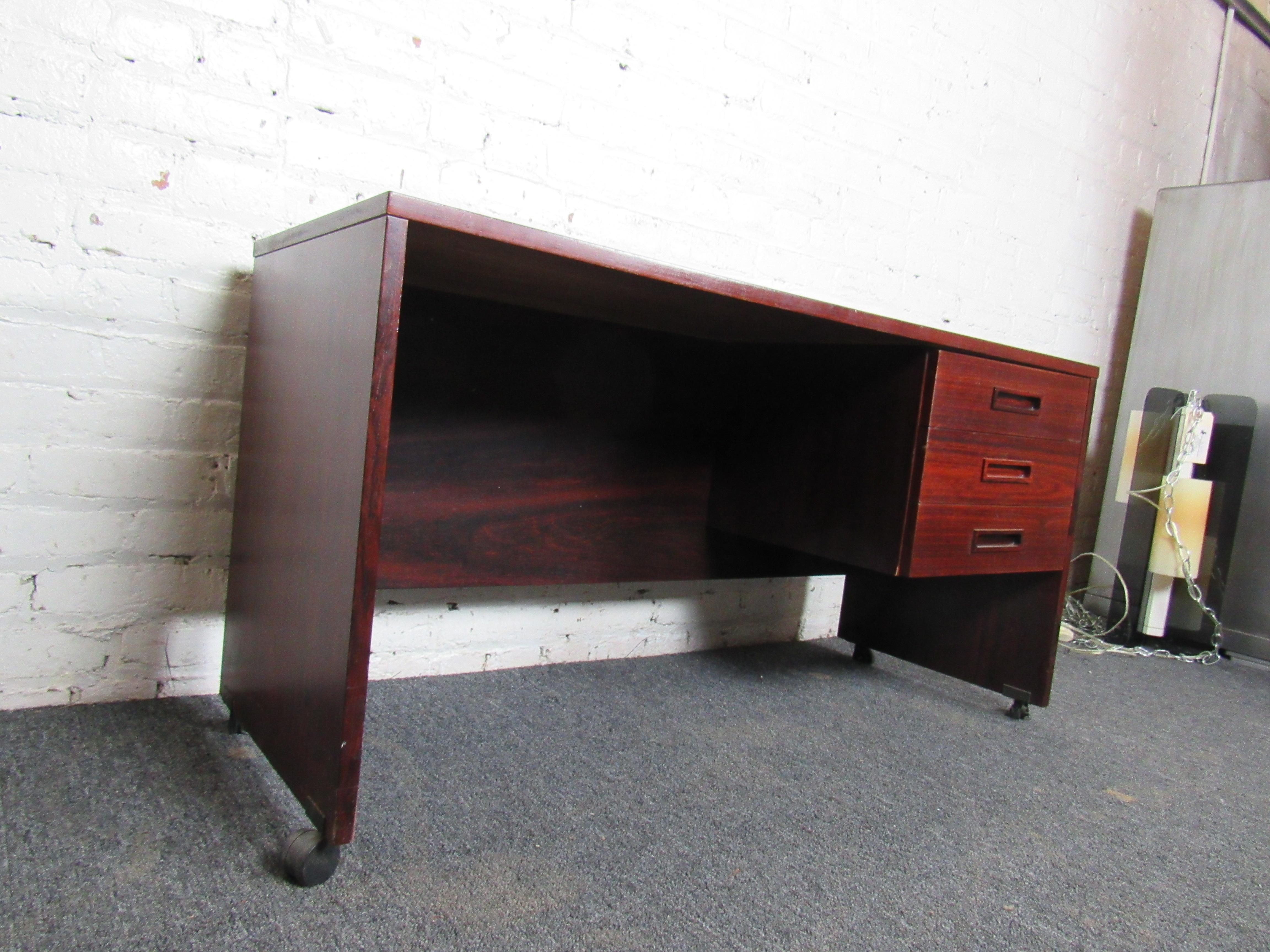 Mid-Century moderno Scrivania in palissandro Child & Child in vendita