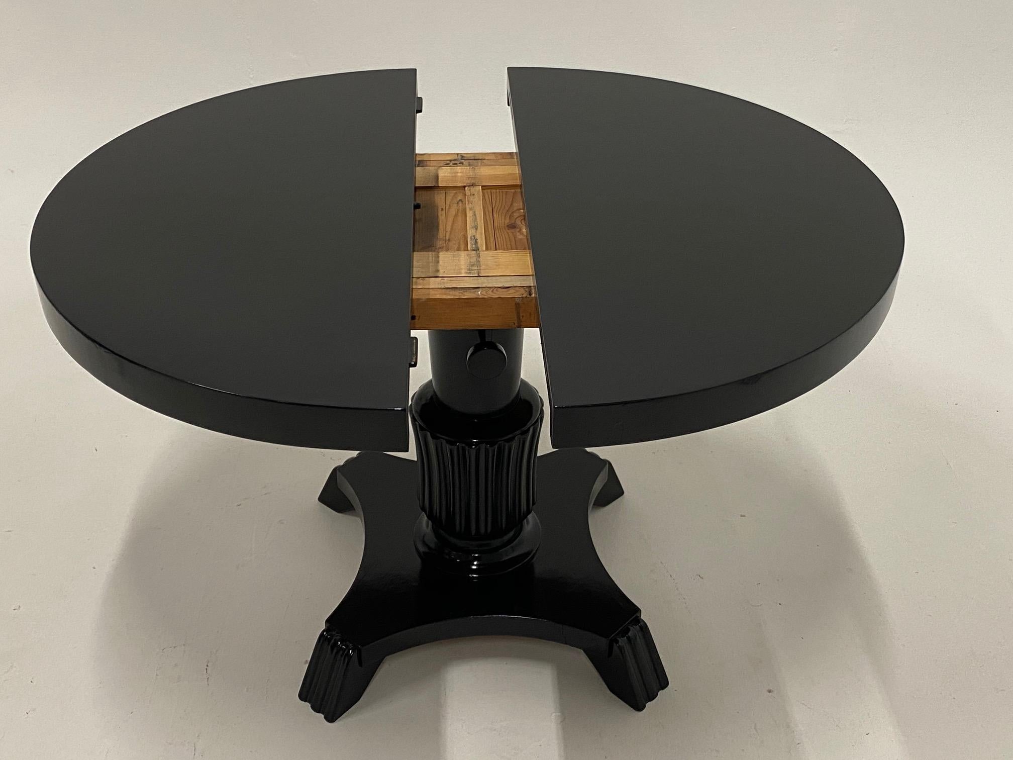 Small Round and Oval Hollywood Regency Style Black Laquer Dining Table In Good Condition In Hopewell, NJ