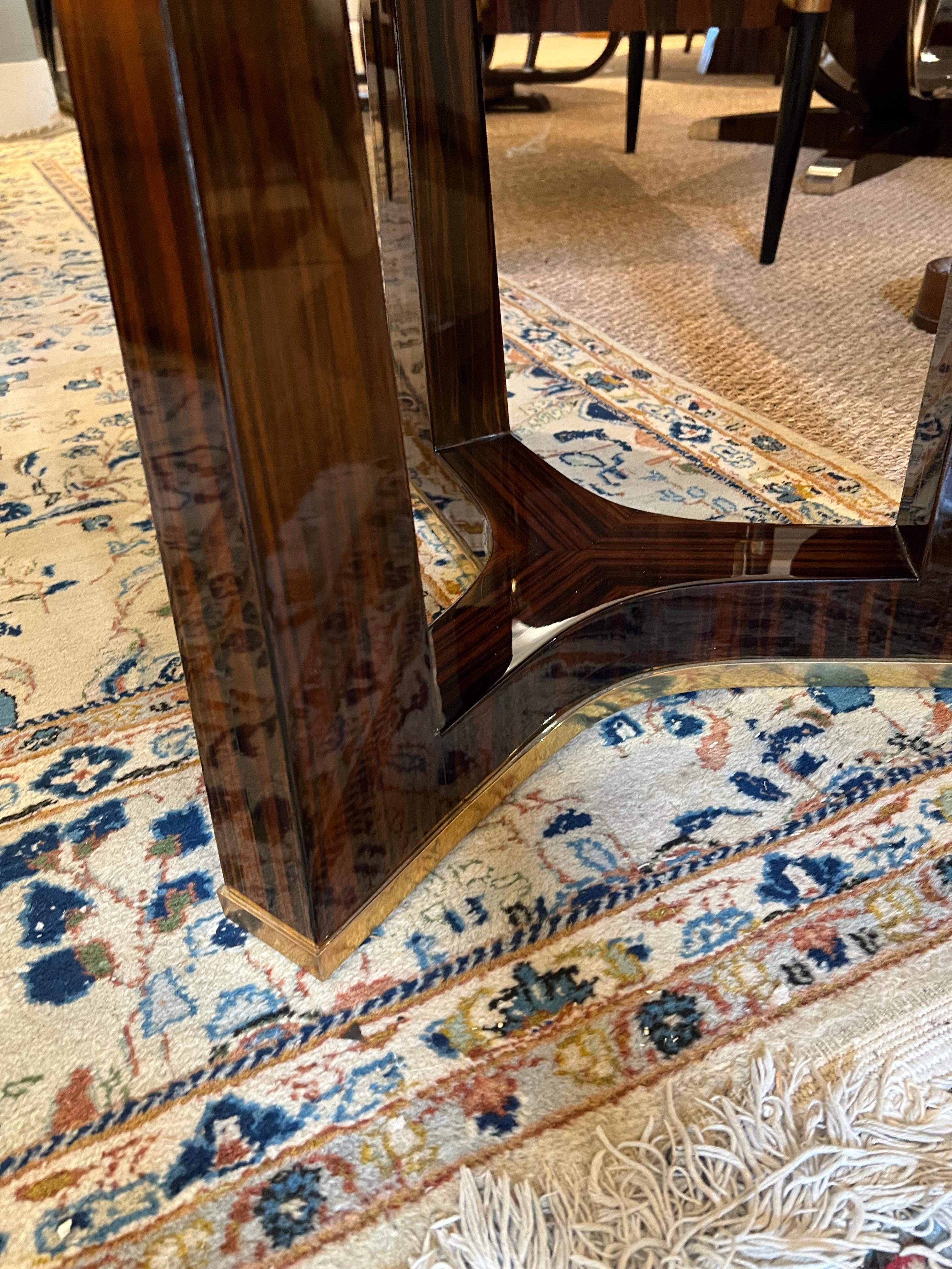 Pequeña Mesa de Desayuno Art Decó Redonda de Madera de Macassar Latón en venta