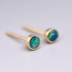 Kleine runde australische Doublet-Opal-Ohrstecker 14k Gelbgold