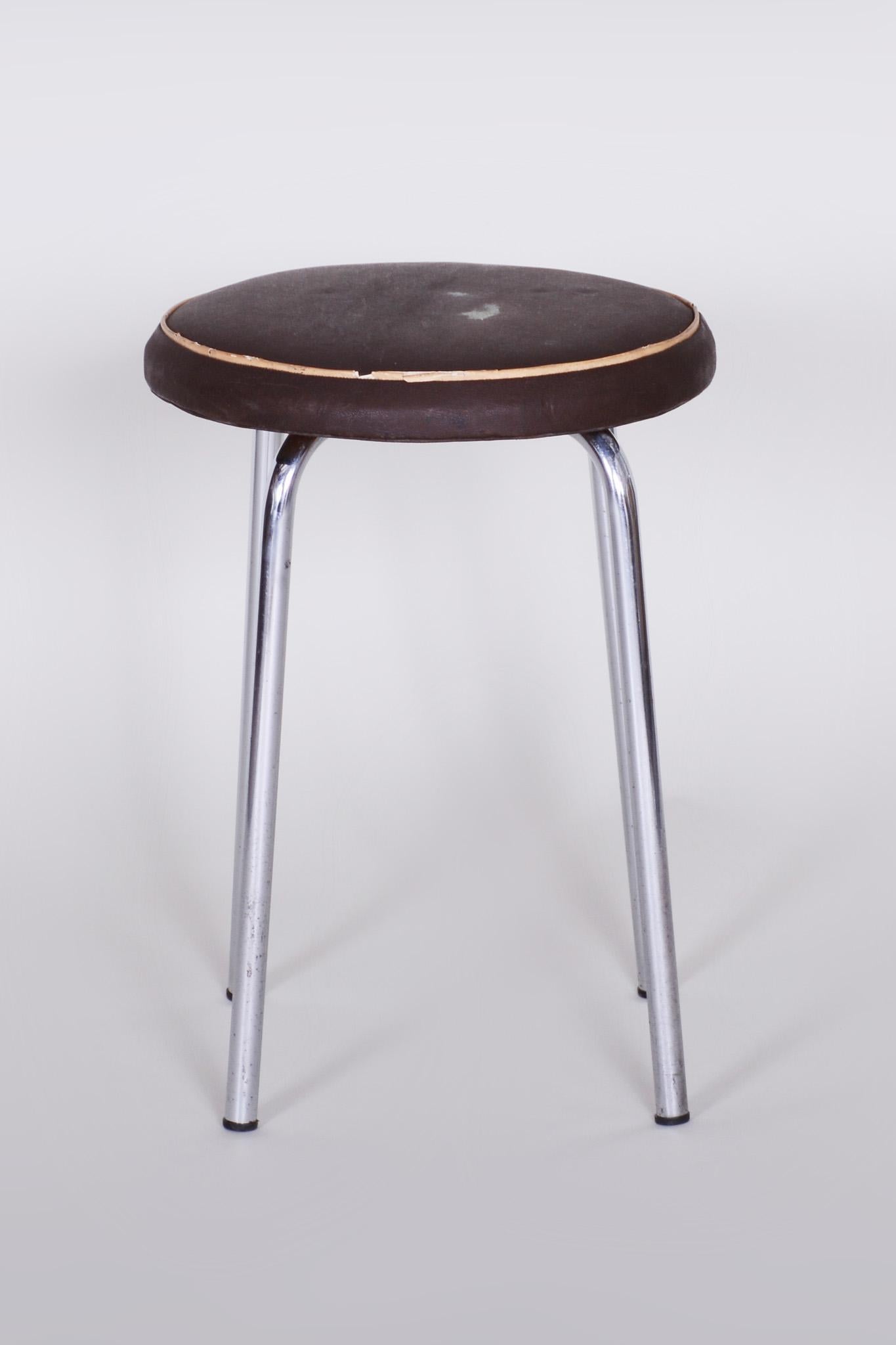 Small round Bauhaus chrome stool.
Maker: Robert Slezák.





    