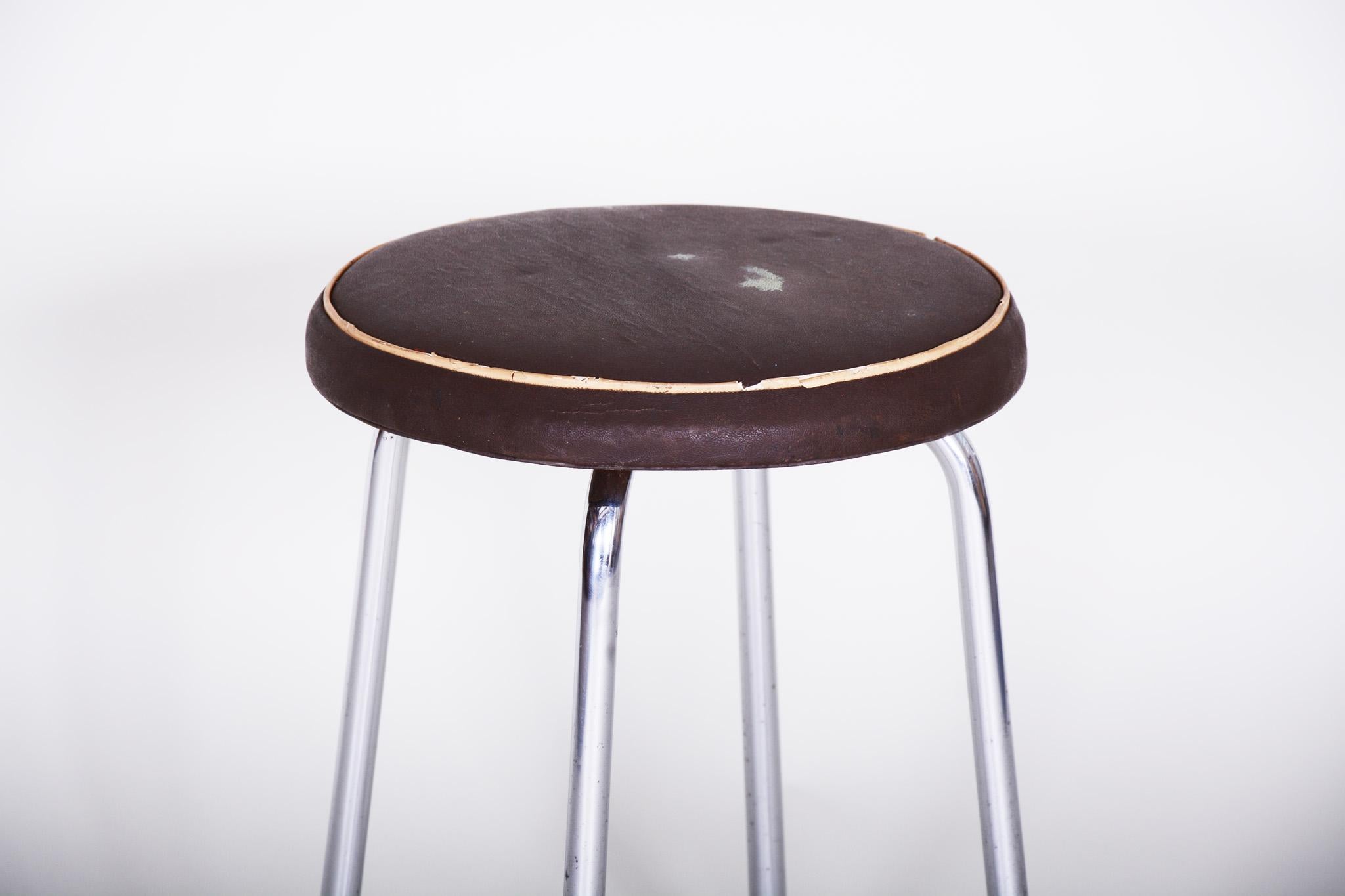 Small Round Bauhaus Chrome Stool by Robert Sezák, Original Leather, 1940s In Fair Condition For Sale In Horomerice, CZ