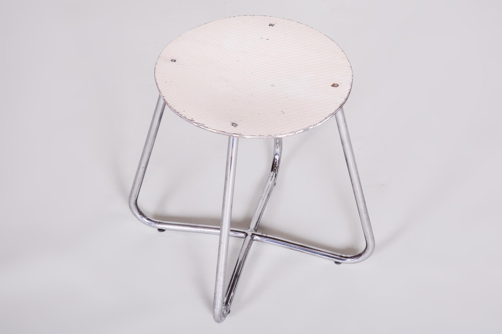 Small Round Bauhaus Chrome Stool by Vichr & Spol, Original Paint, 1930s In Good Condition For Sale In Horomerice, CZ