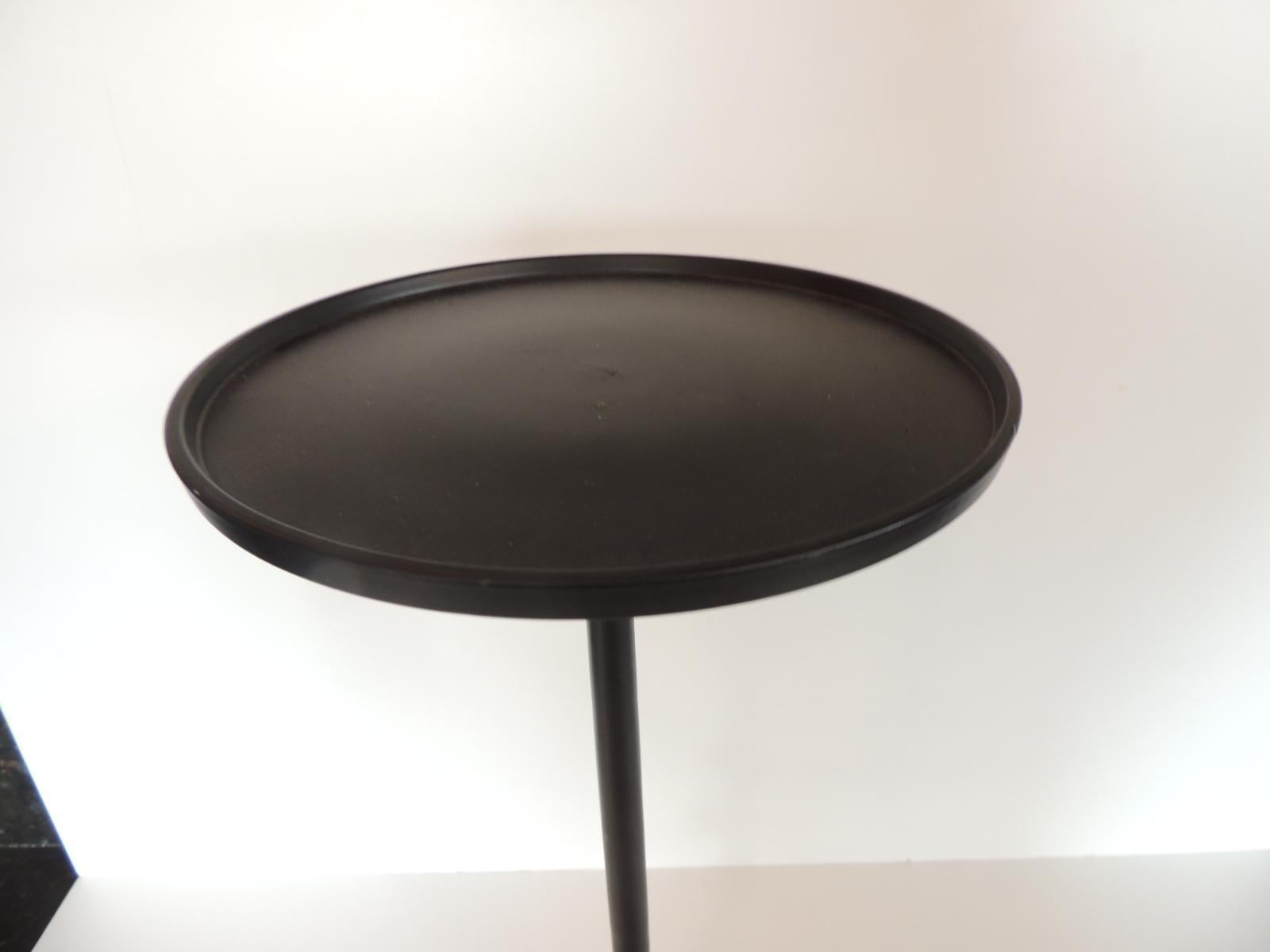 Small round black metal drinks table with round base.
Size: 8.3/4