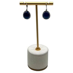 Statement-Ohrringe aus 14 Karat Weißgold mit ovalem blauem Lapislazuli und Diamanten und Halo