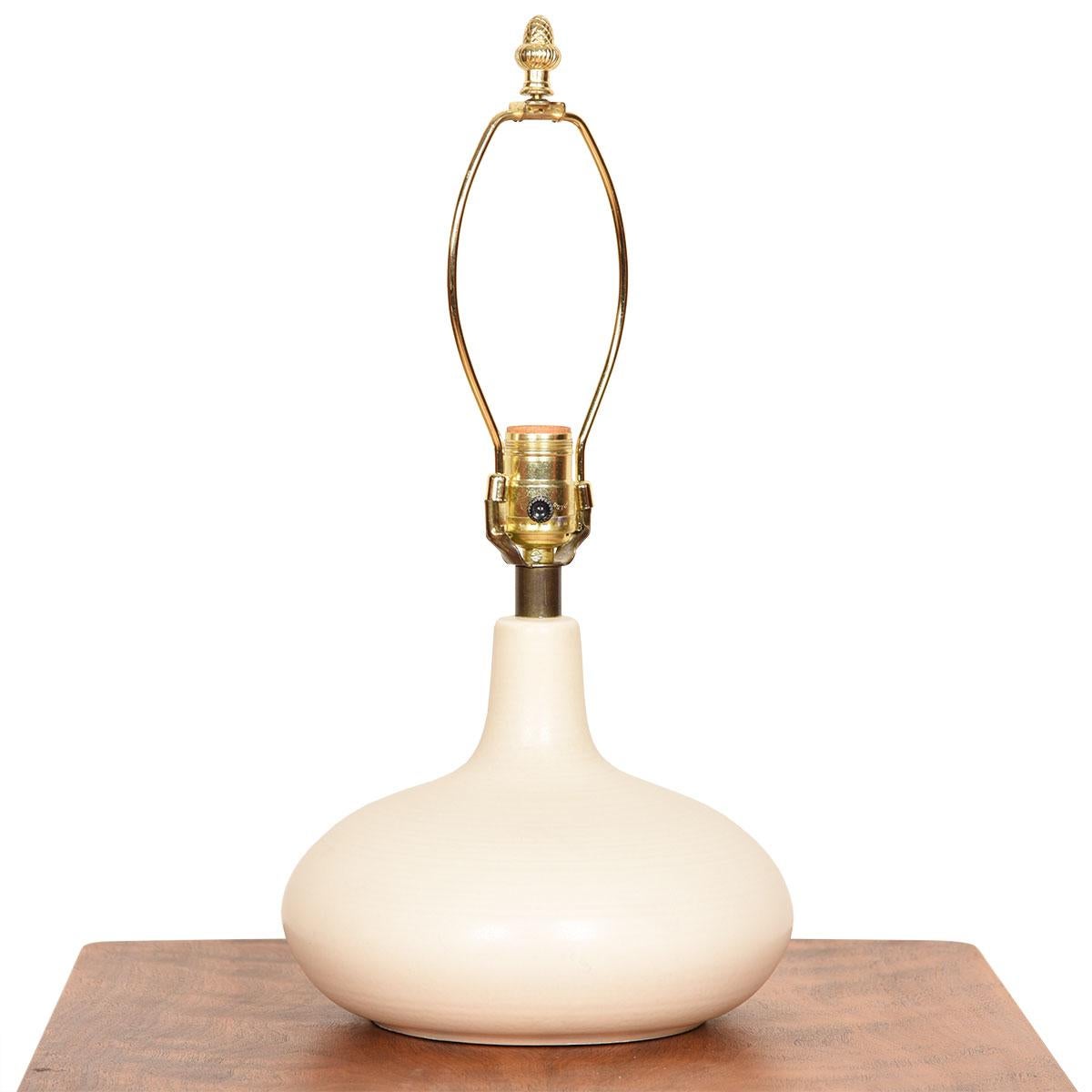 Small Round Bostlund Table Lamp by Lotte & Gunnar Bostlund

Additional information:
Material: Pottery
Featured at DC
Matte-glazed pottery table lamp by Lotte & Gunnar Bostlund for Bostlund Industries Inc.

Dimension: Ø 9.5? x H 11?