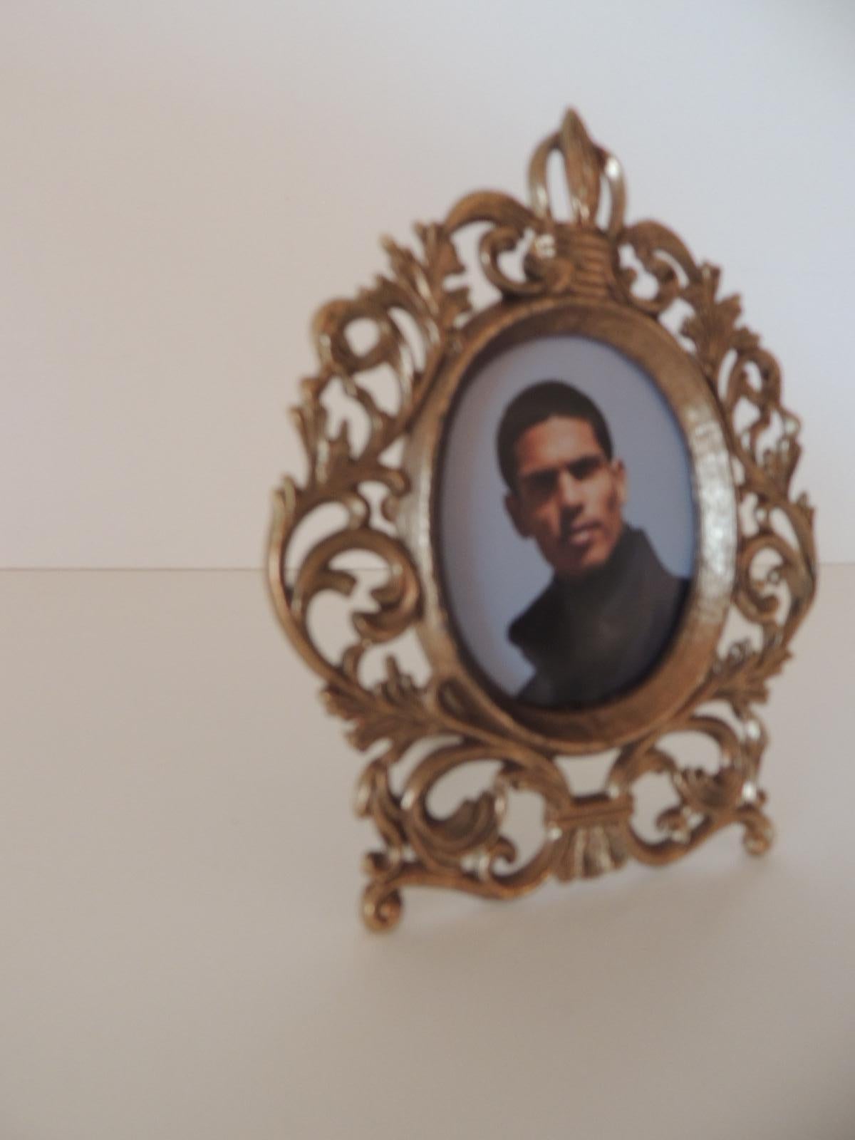 Small round brass decorative picture frame.
Size: 3.5