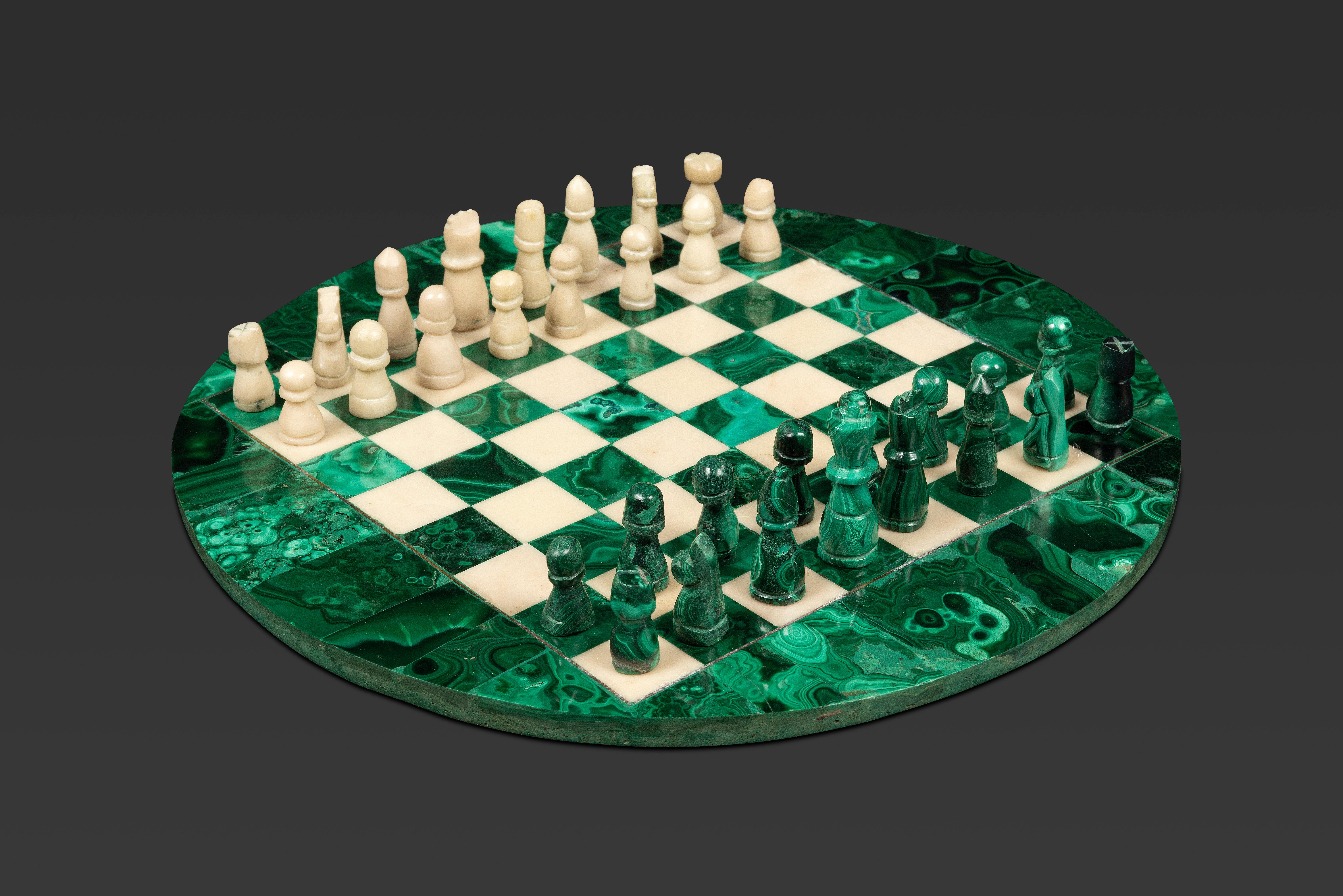 Piccola scacchiera rotonda in malachite e marmo.

Immergiti nell'opulenza assoluta con il nostro set di scacchi in malachite e marmo, simbolo indiscusso di lusso e raffinatezza. 

Ogni pezzo, scolpito con precisione nella sontuosa malachite, evoca