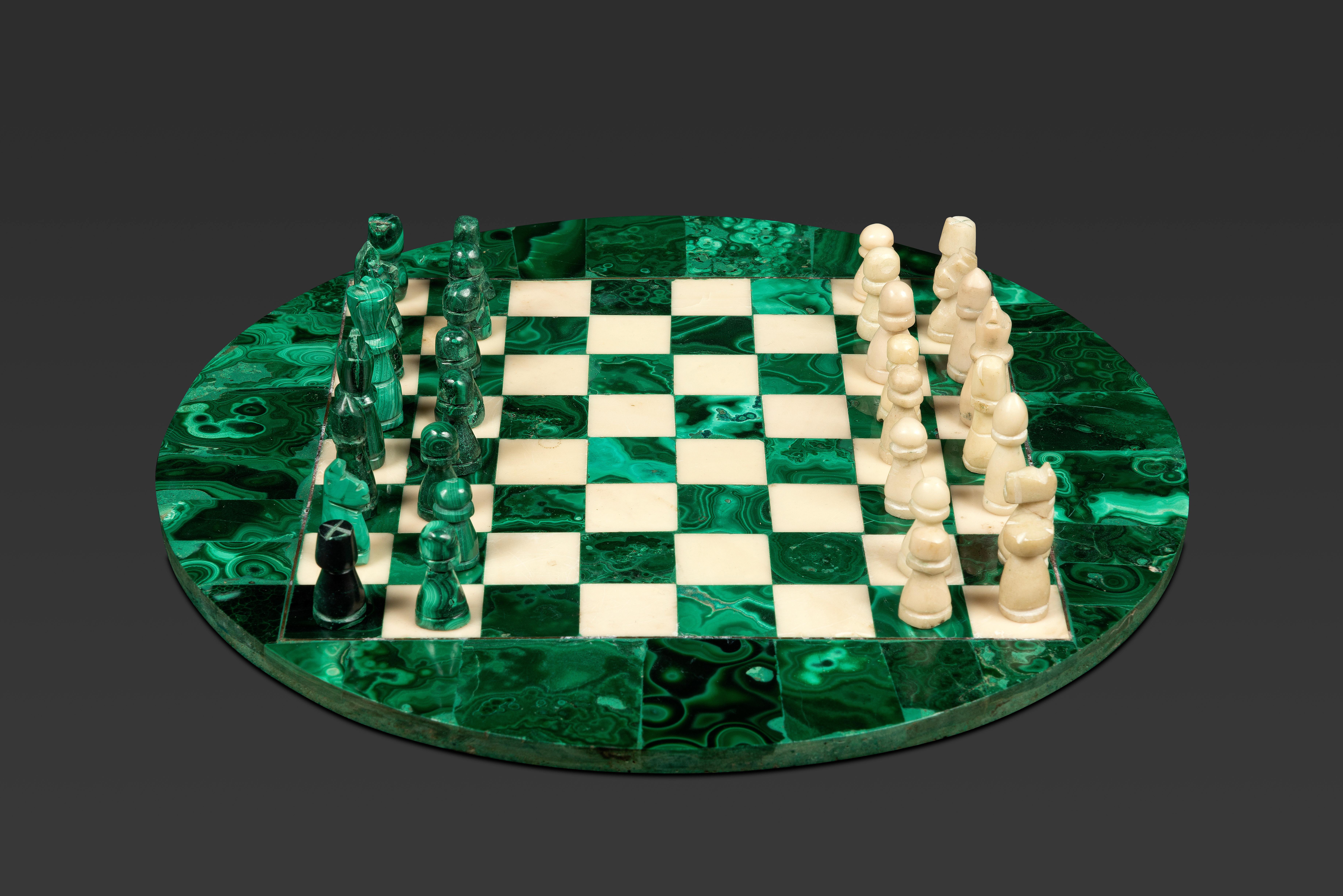 Intagliato a mano Scacchiera rotonda piccola in malachite e marmo in vendita