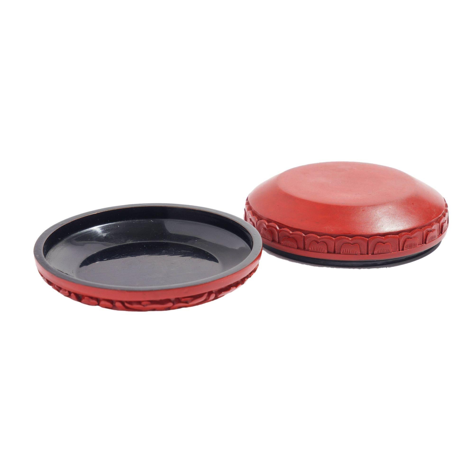 Small round cinnabar box, c. 1950 In Good Condition For Sale In Kenilworth, IL