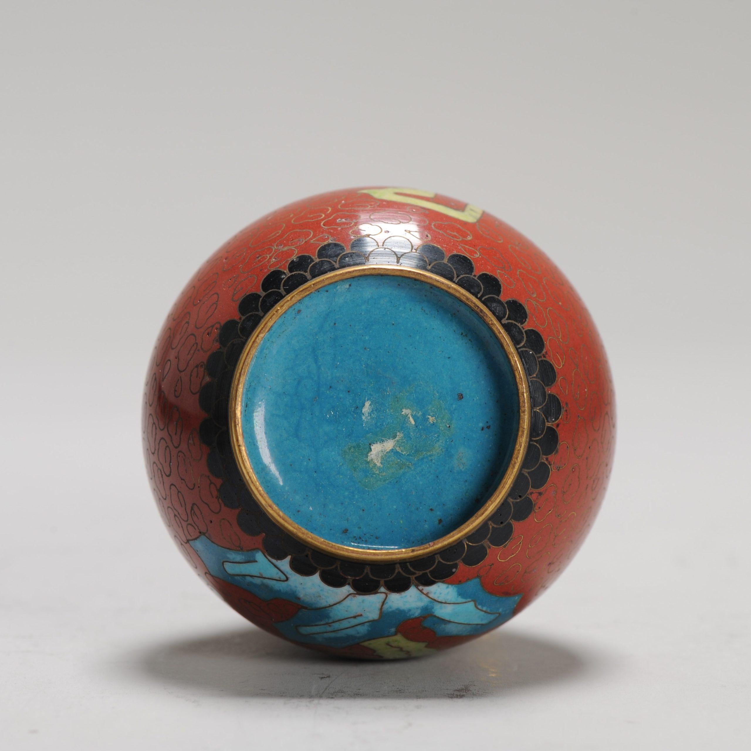 Un piccolo vaso rotondo in cloisonné del XX secolo cinese con bei fiori rossi, cloisonne del XX secolo di alta qualità.

Informazioni aggiuntive:
Materiale: Bronzo, Cloisonne e metallo
Regione di origine: Cina
Condizioni: Perfetto
Dimensioni: Ø 10