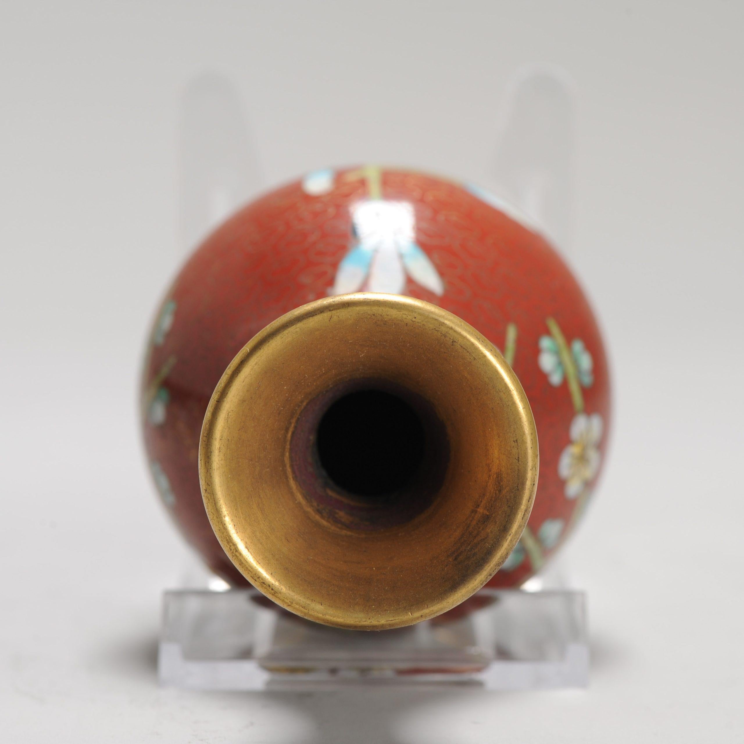 Cinese Piccolo vaso cloisonné rotondo cinese con bei fiori rossi floreali, XX secolo in vendita