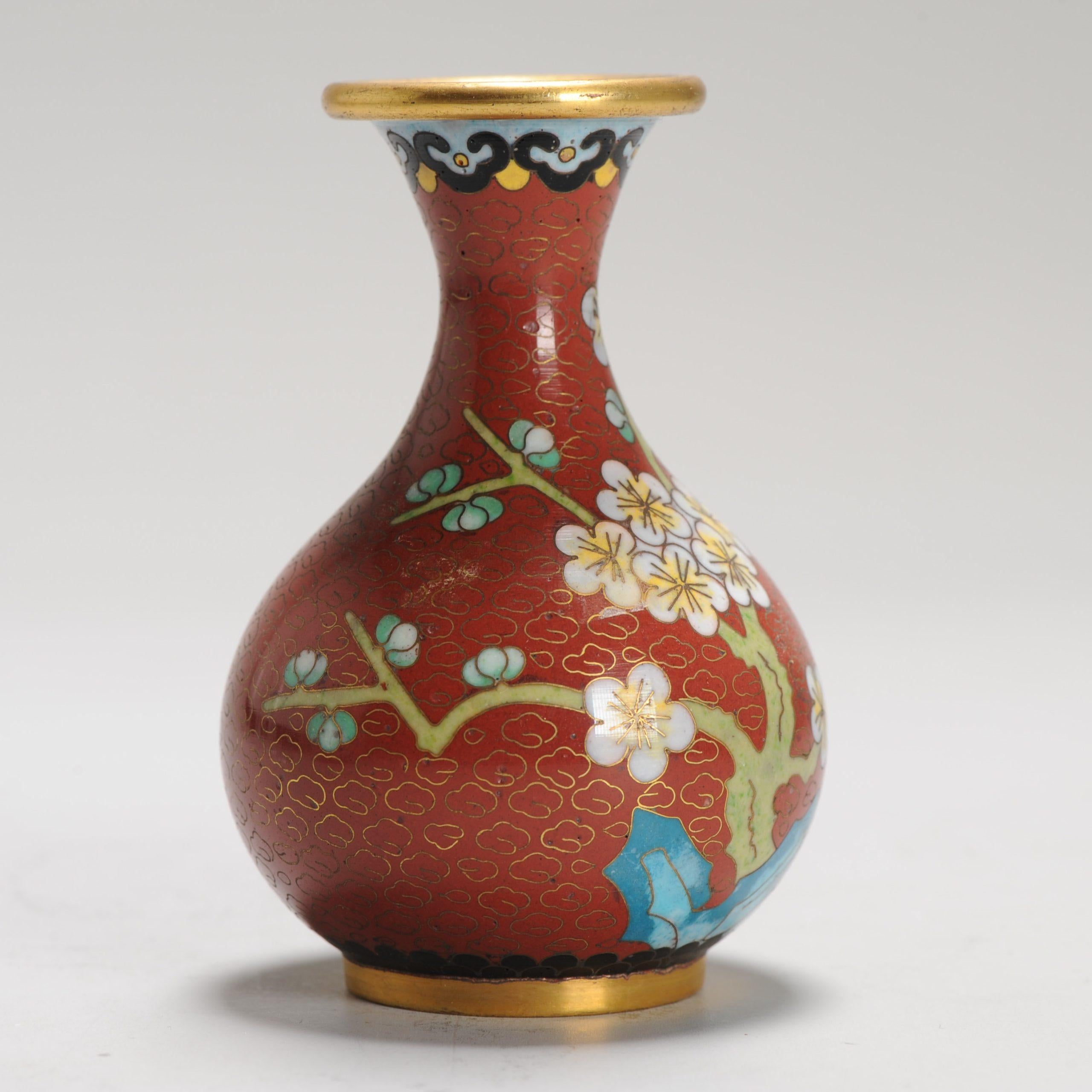Cloisonné Piccolo vaso cloisonné rotondo cinese con bei fiori rossi floreali, XX secolo in vendita