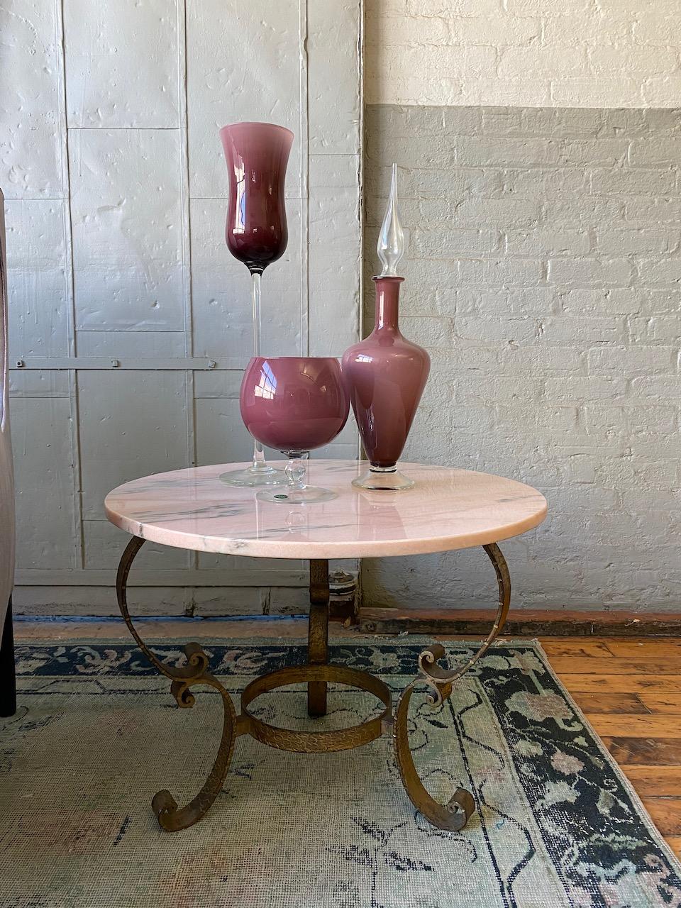 Small round side or coffee table with a gold gilt base and a pink marble top. Spanish, 1950s. Good vintage condition.

Ref #: CT0606-01

Dimensions: 17.5”H x 23.5