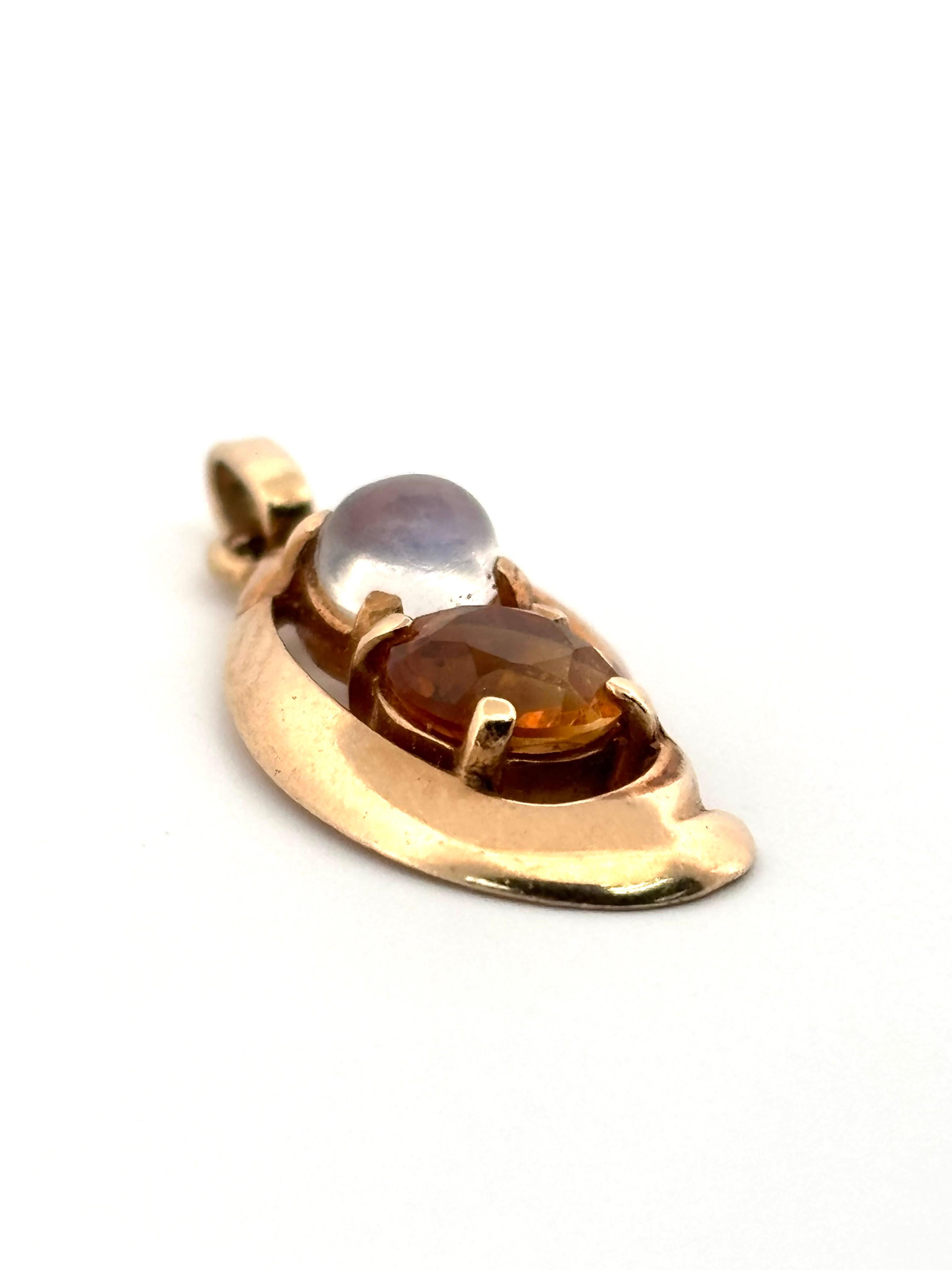 Rétro Pendentif en or jaune 14K avec petite citrine et pierre de lune taillée en rond et tourbillonnante en vente