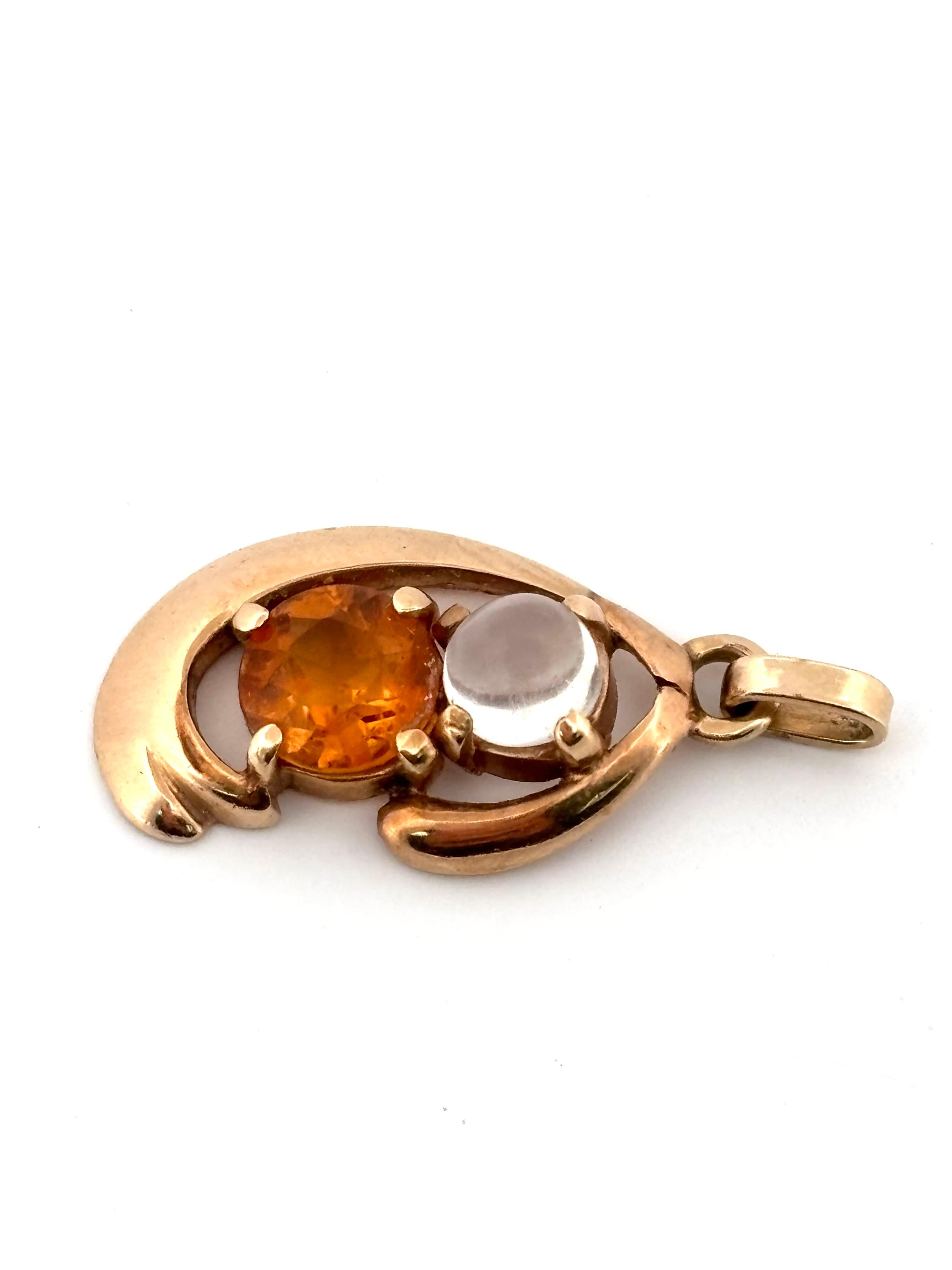 Taille ronde Pendentif en or jaune 14K avec petite citrine et pierre de lune taillée en rond et tourbillonnante en vente