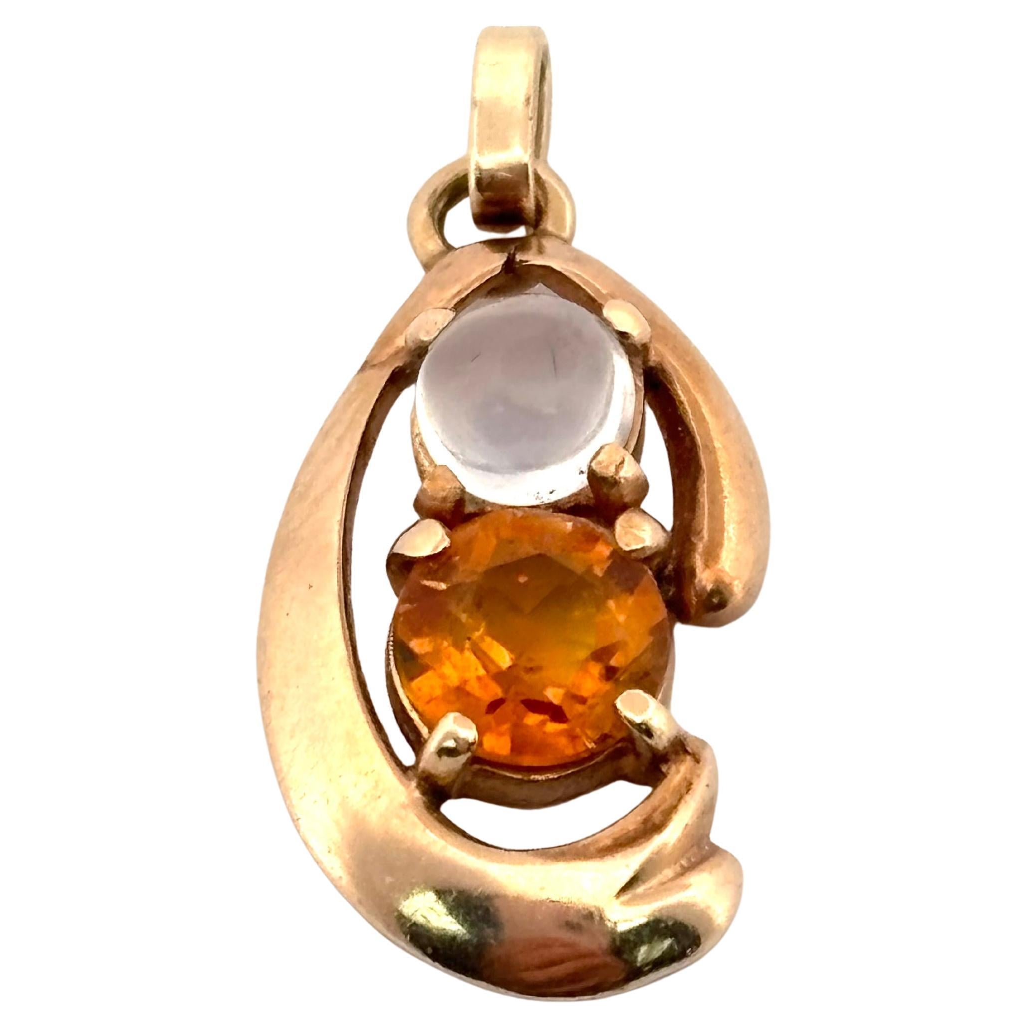 Pendentif en or jaune 14K avec petite citrine et pierre de lune taillée en rond et tourbillonnante en vente