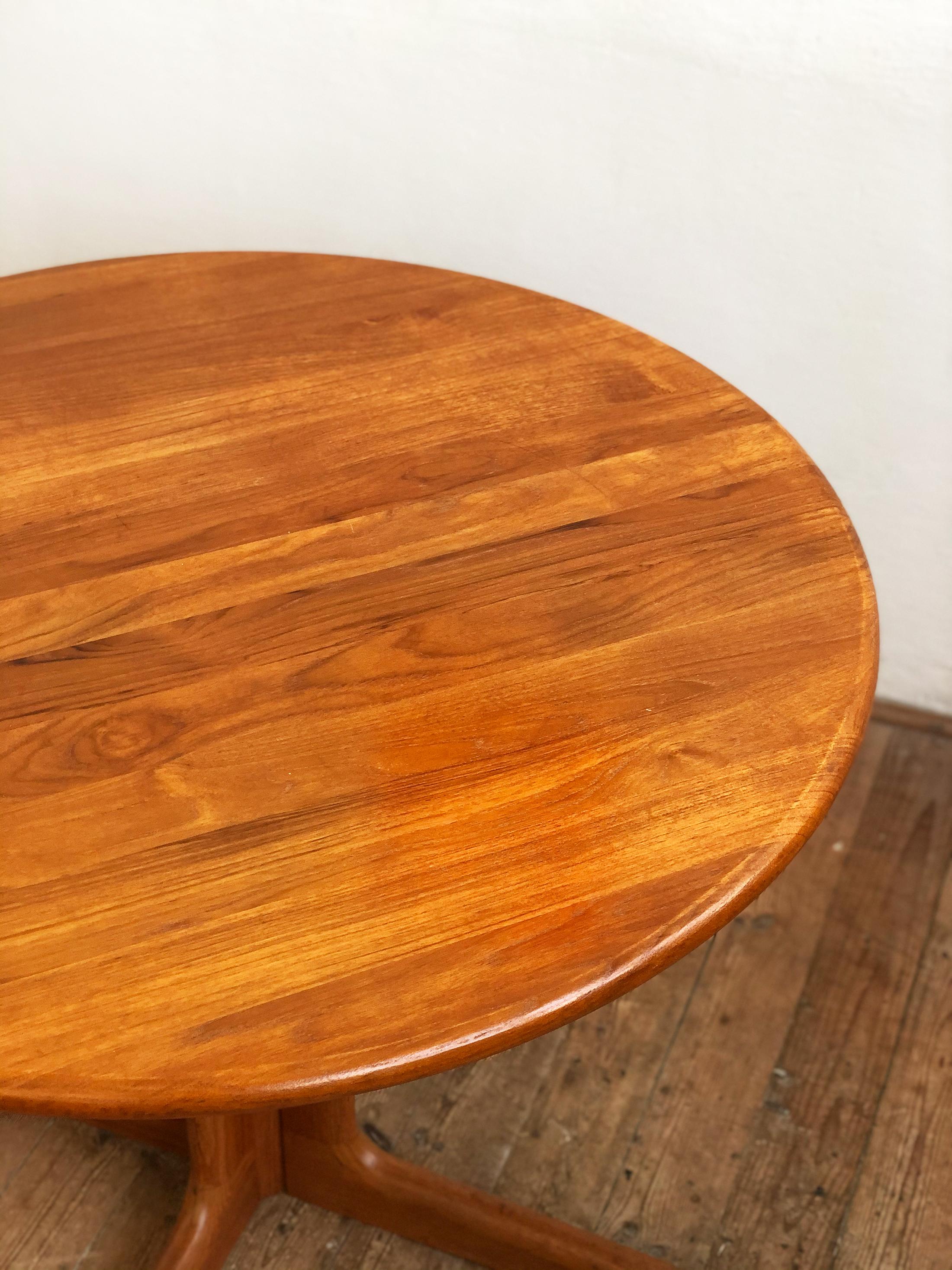 Small Round Danish Mid Century Modern Design Teak Dining Table, Denmark, 1960s In Good Condition For Sale In München, Bavaria