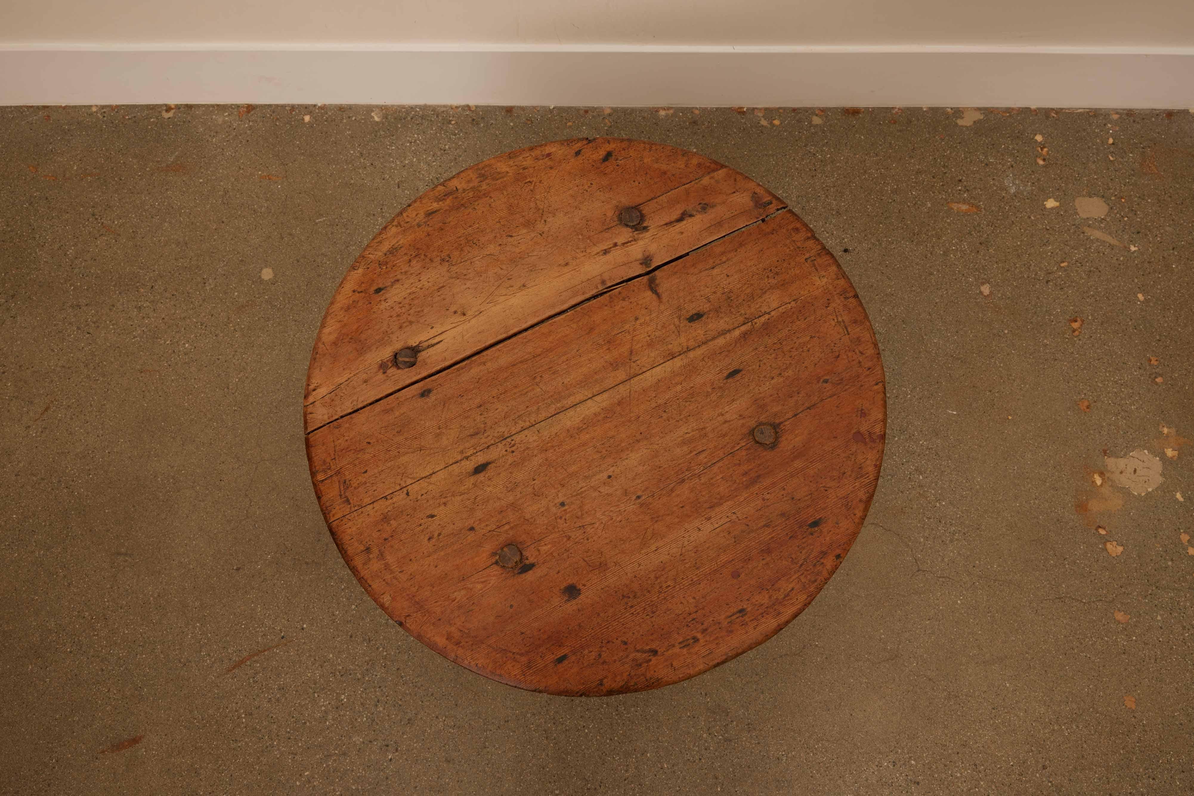 
Découvrez le charme et l'élégance du design français provincial avec cette petite table ronde française, une pièce ravissante provenant du pittoresque sud de la France et datant du XIXe siècle. Avec ses dimensions modestes de 27 pouces de diamètre