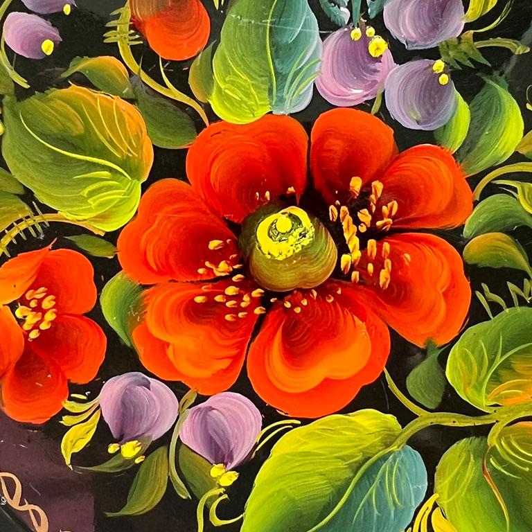 Victorien Petit plateau de service rond en métal peint à la main en tôle avec motif floral en vente
