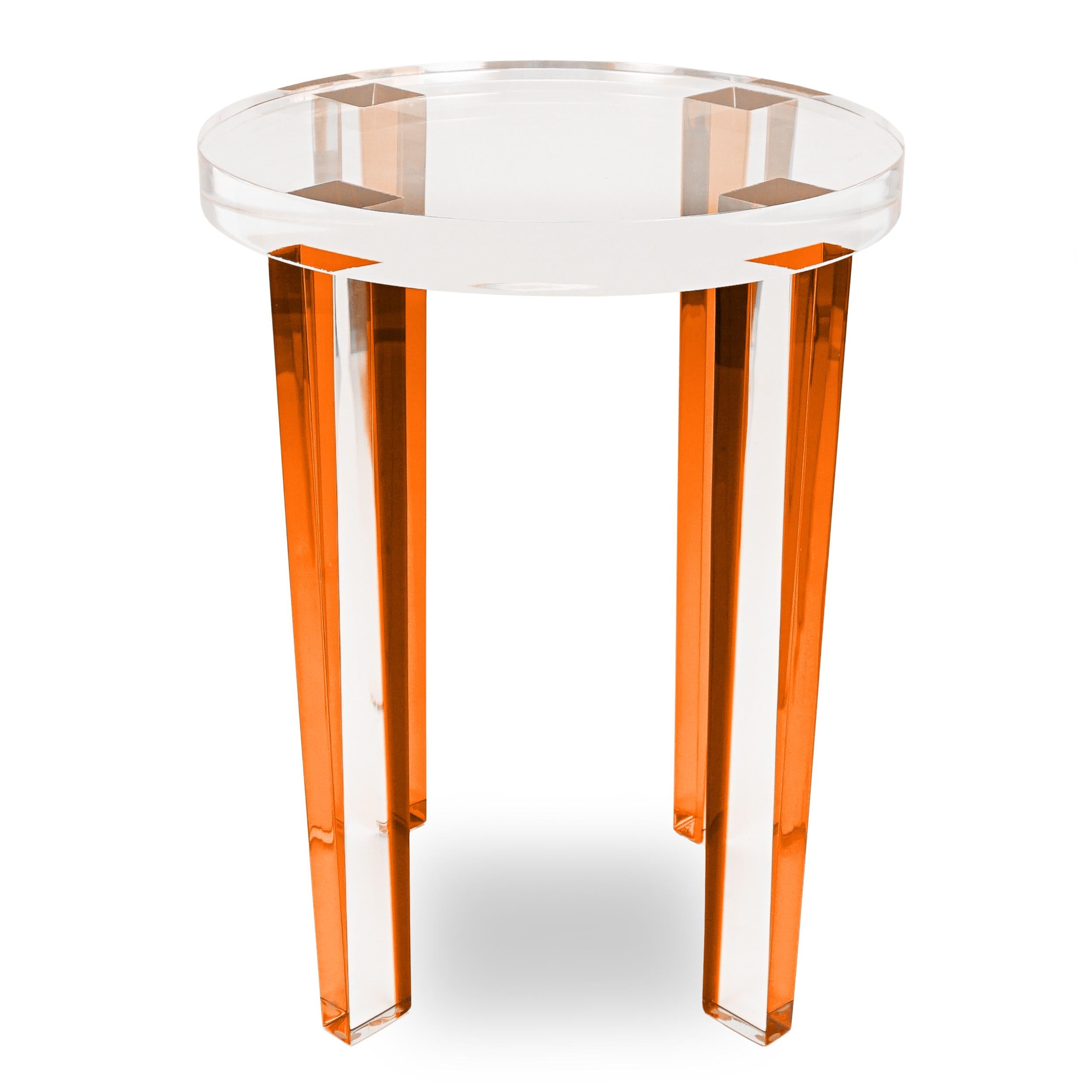 Cette table d'appoint ronde en lucite est composée de pieds en lucite de couleur orange et d'un plateau en lucite transparent. Cette petite table d'appoint reflétera la lumière et créera un grand impact.

Ensemble : 15 