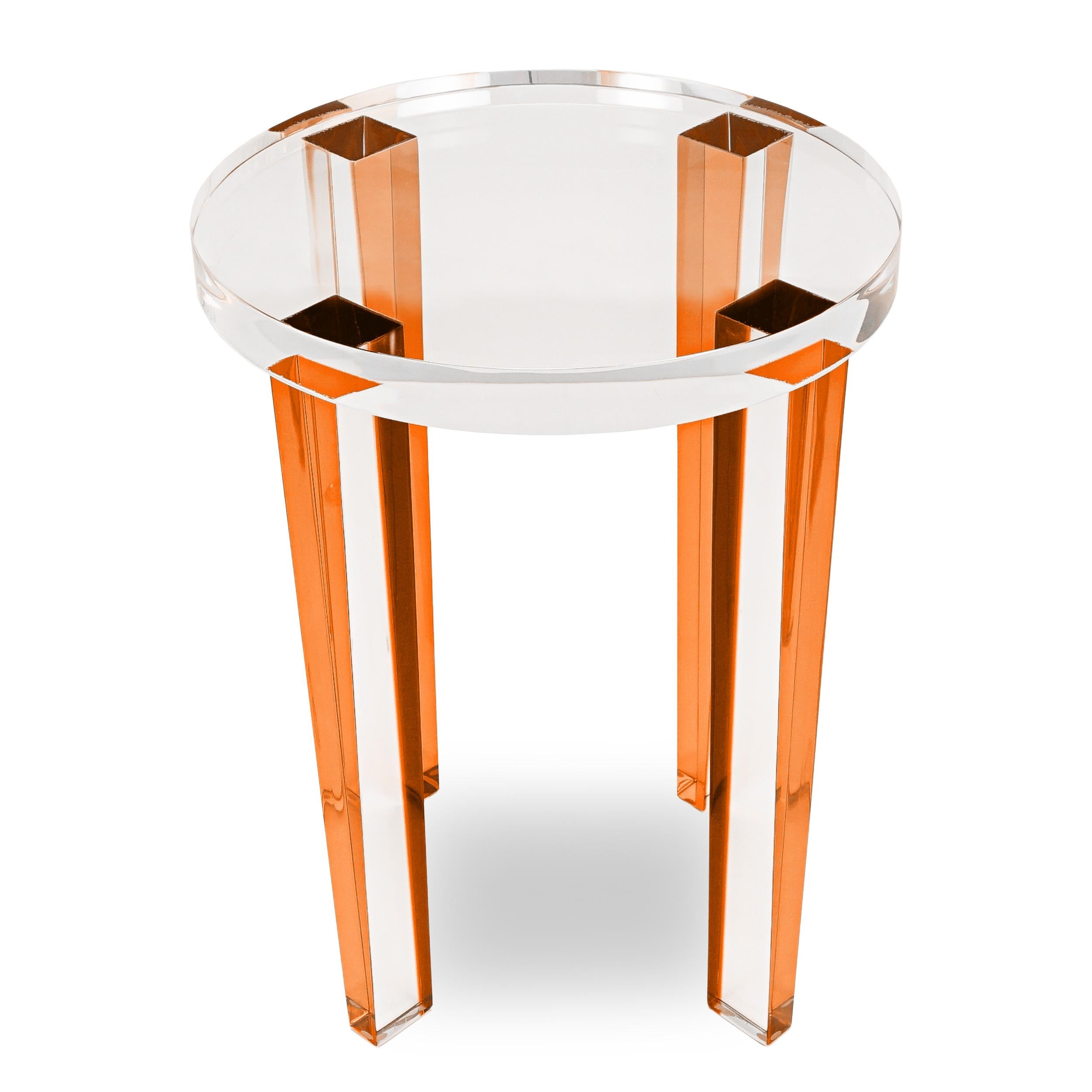 Moderne Petite table d'appoint ronde à quatre pieds en lucite en vente