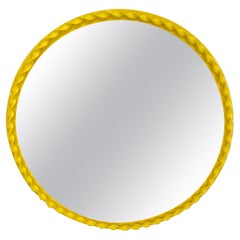 Petit miroir mural rond jaune vif de style moderne du milieu du siècle dernier, nouvellement revêtu de poudre