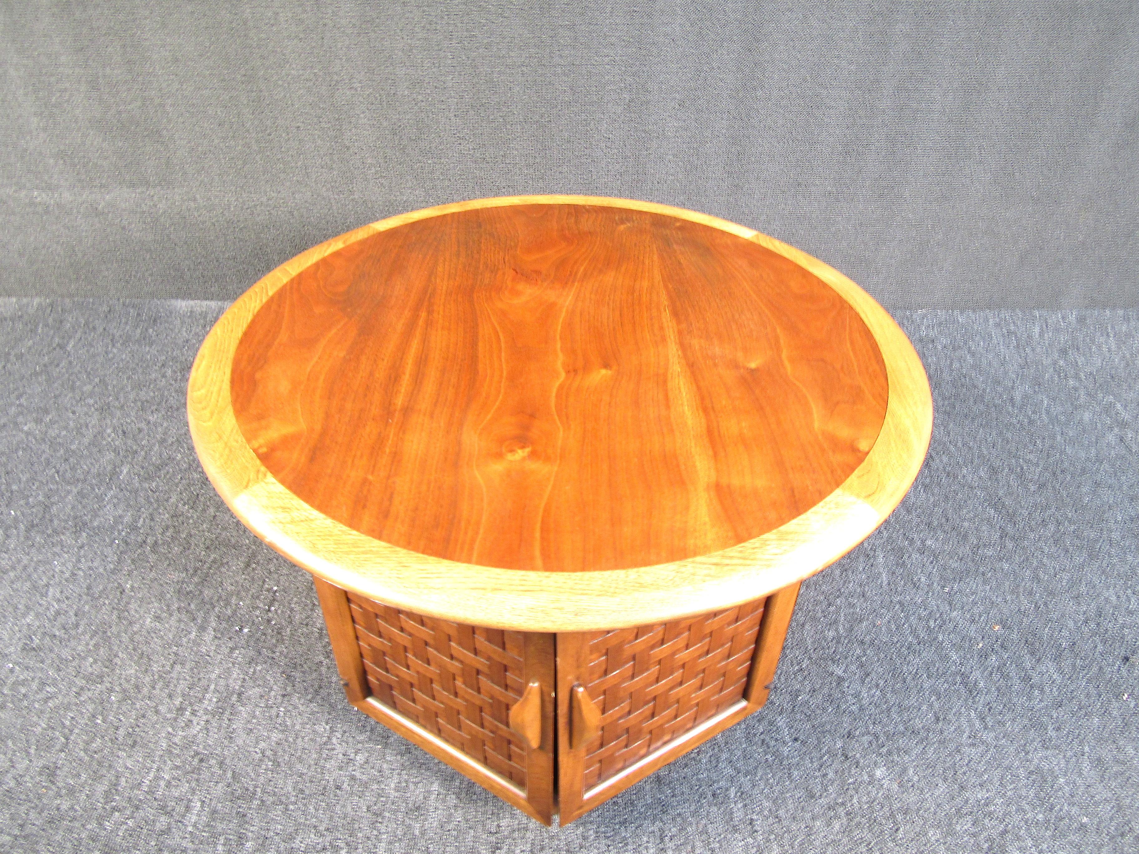 Mid-Century moderno Lane Furniture Tavolino da caffè rotondo in teak del Medioevo in vendita