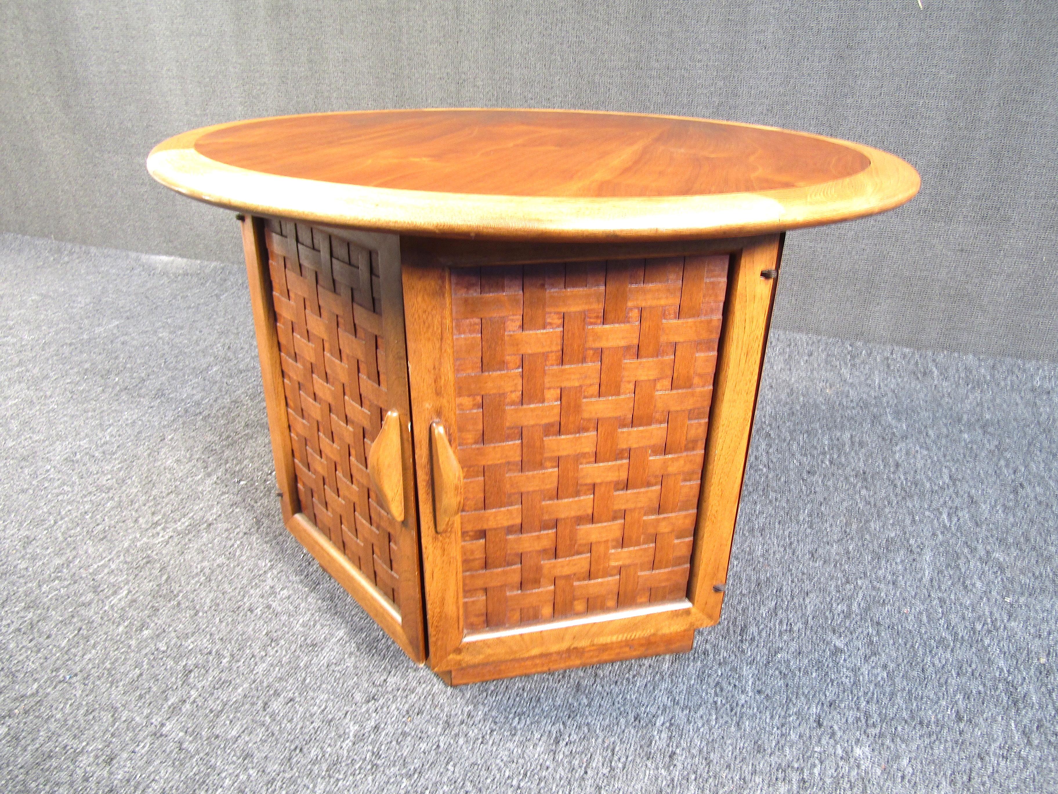 Lane Furniture Round Midcentury Teak Coffee Table In Good Condition For Sale In Brooklyn, NY