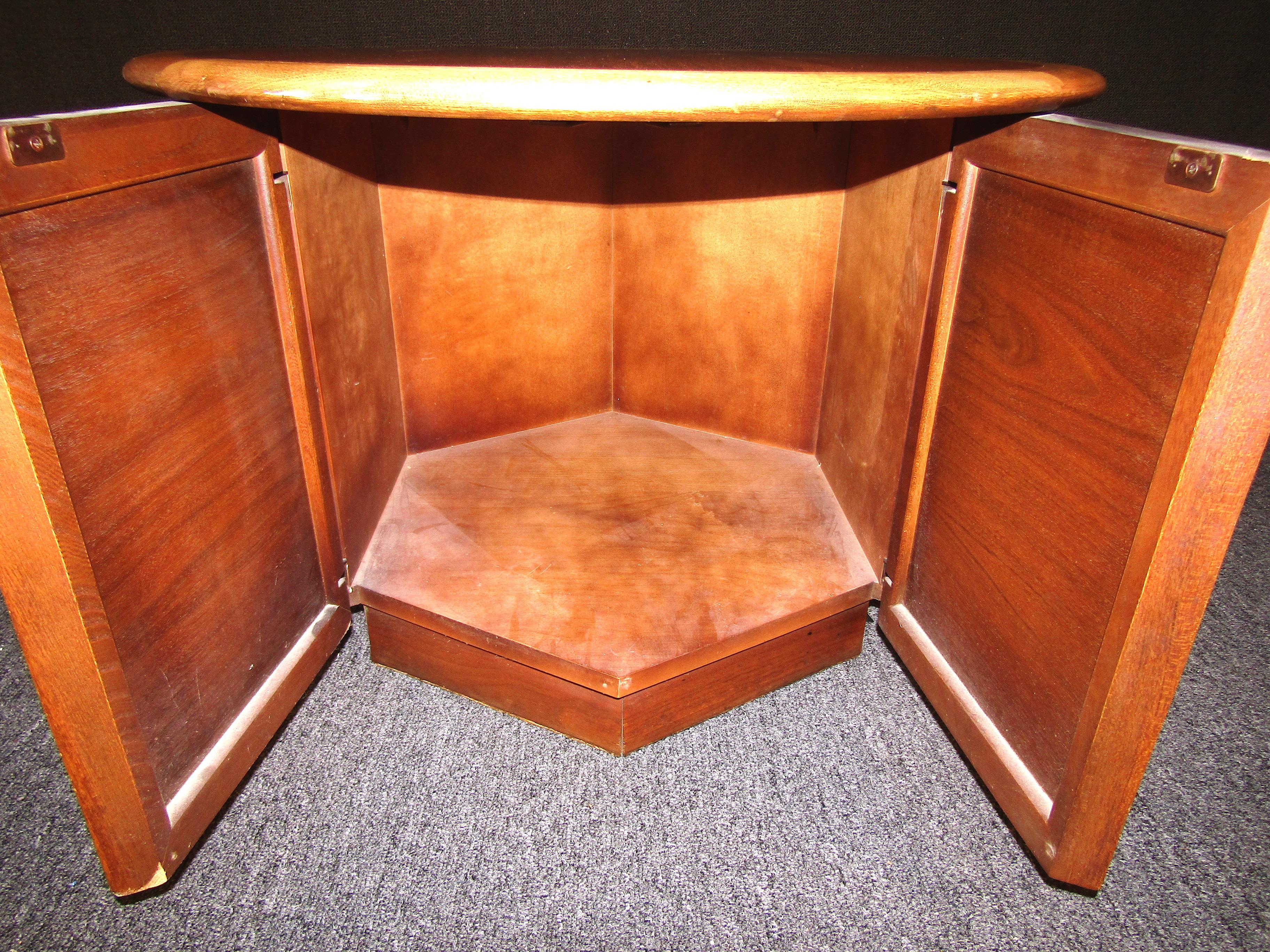 Noyer Lane Furniture Table basse ronde en teck du milieu du siècle en vente