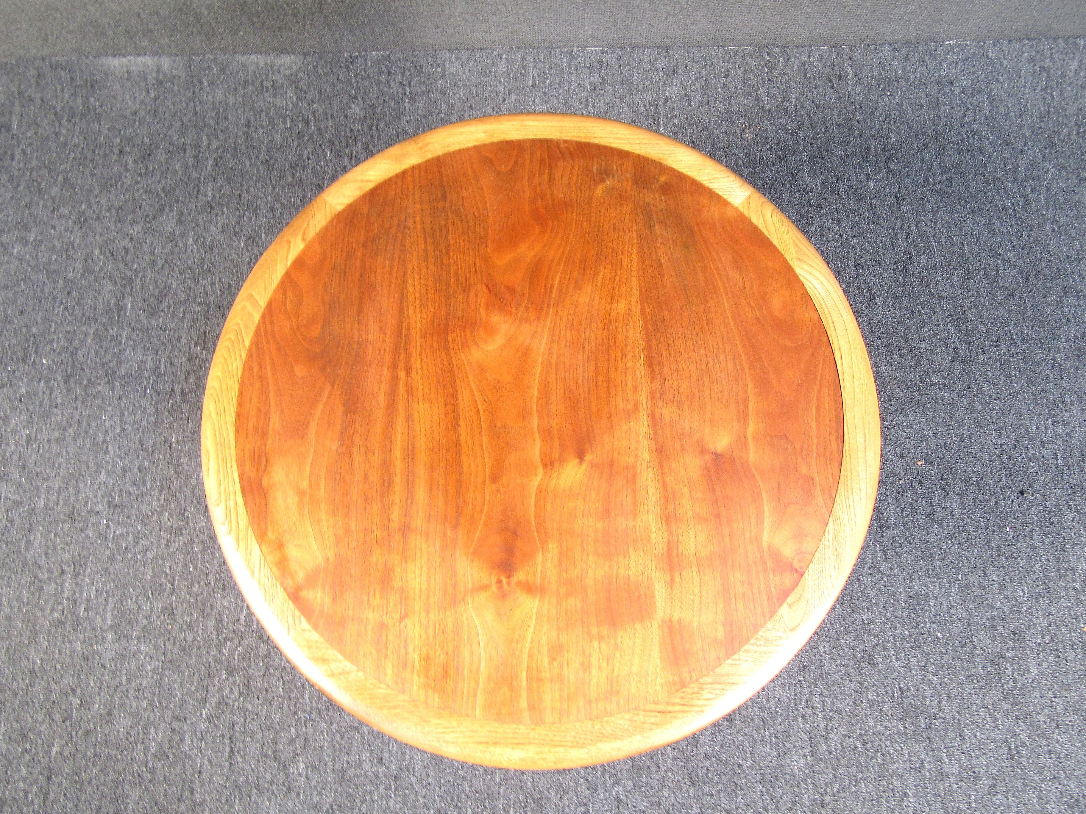 Lane Furniture Table basse ronde en teck du milieu du siècle en vente 1