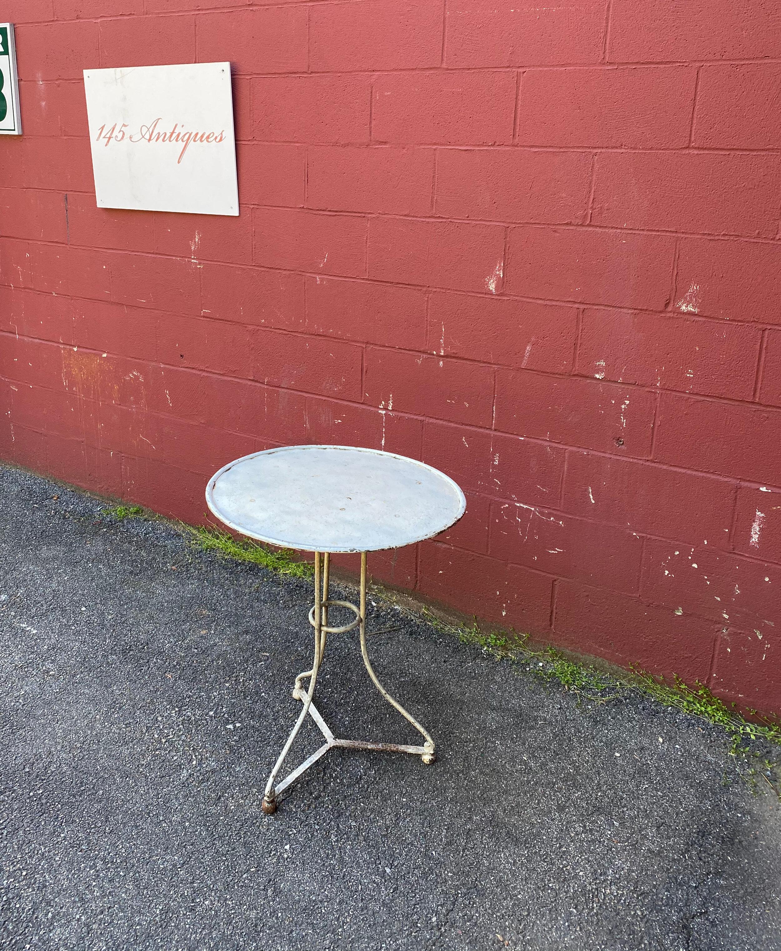 Français Petite table de bar ronde peinte de style français en vente