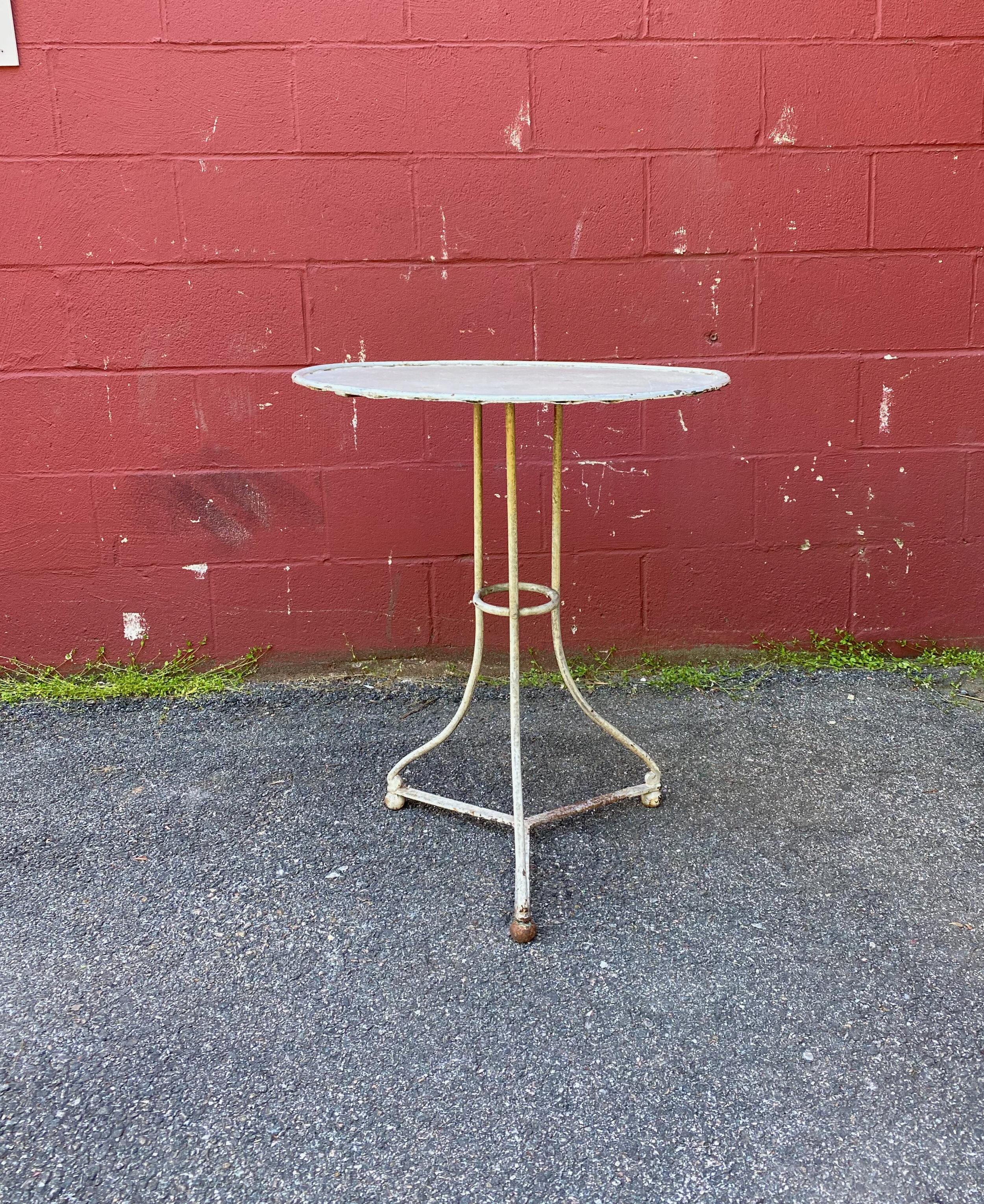 Small Round Painted French Bistro Table In Good Condition For Sale In Buchanan, NY